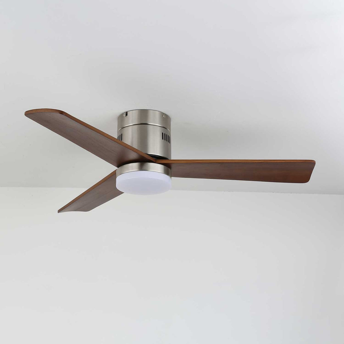 Ventilador de techo con luz Aireno en un salón minimalista – imagen 22