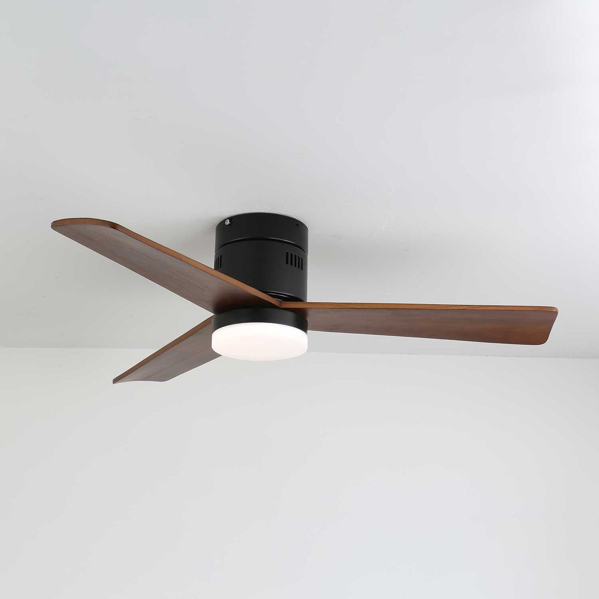 Ventilador de techo con luz Aireno en un salón minimalista – imagen 23