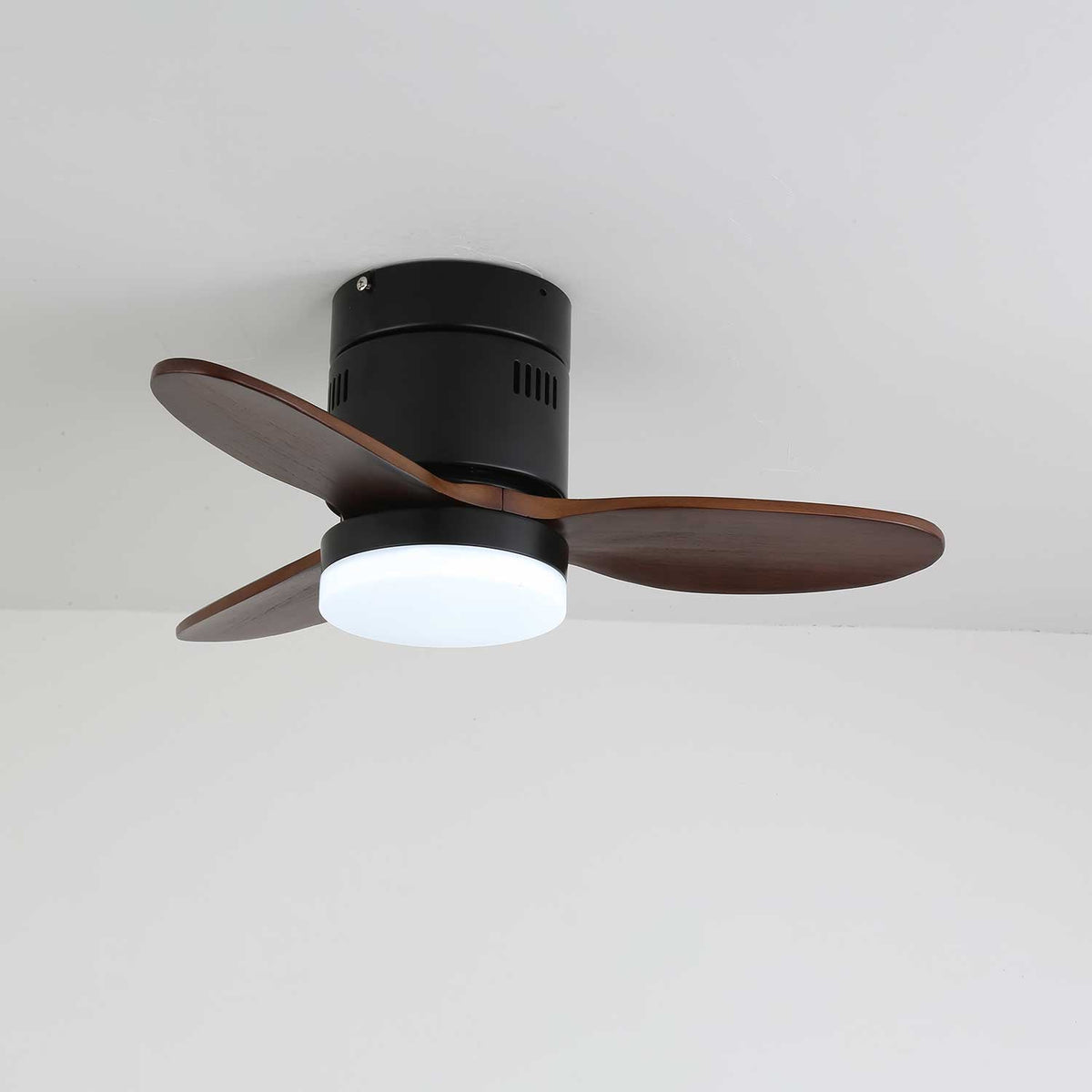 Ventilador de techo con luz Aireno en un salón minimalista – imagen 26