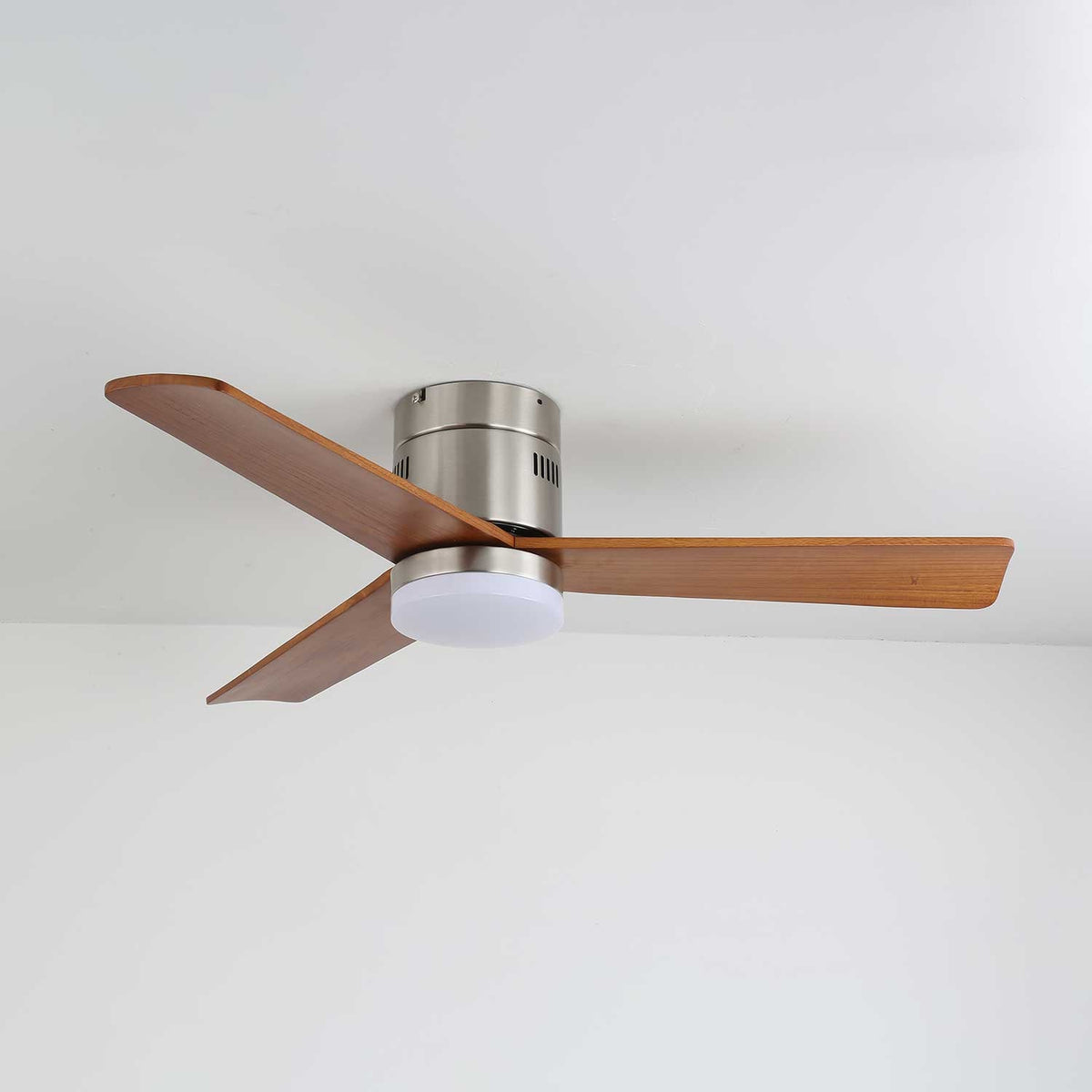 Ventilador de techo con luz Aireno en un salón minimalista – imagen 18