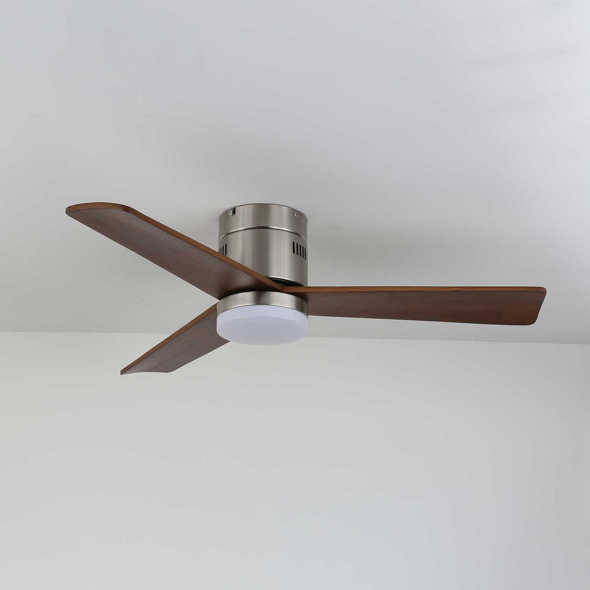 Ventilador de techo con luz Aireno en un salón minimalista – imagen 19