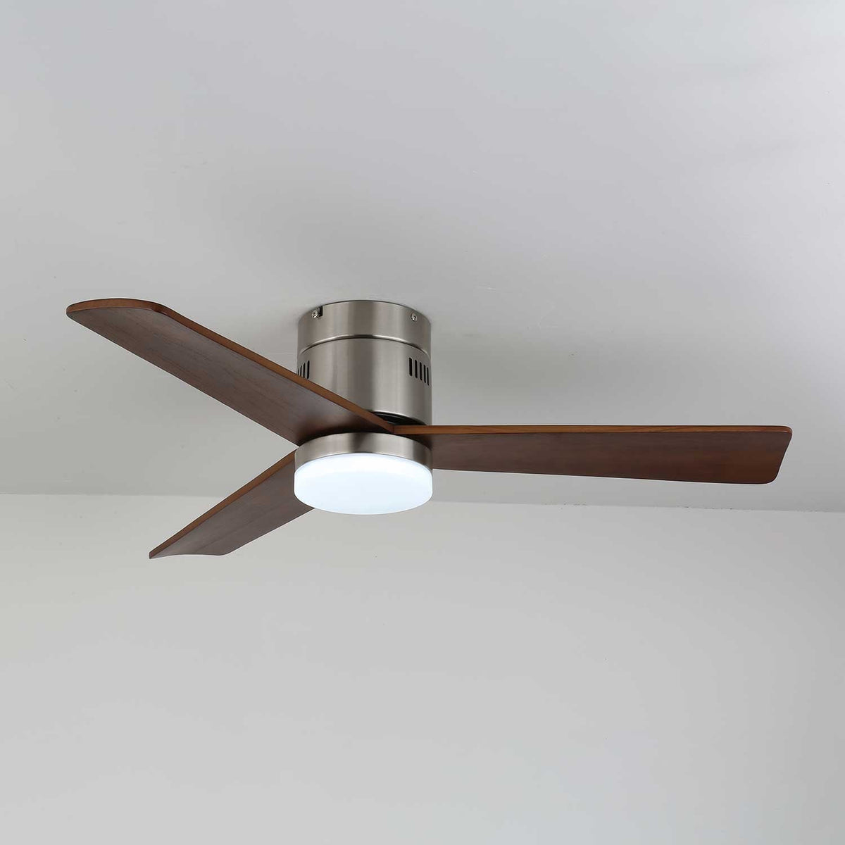 Ventilador de techo con luz Aireno en un salón minimalista – imagen 20
