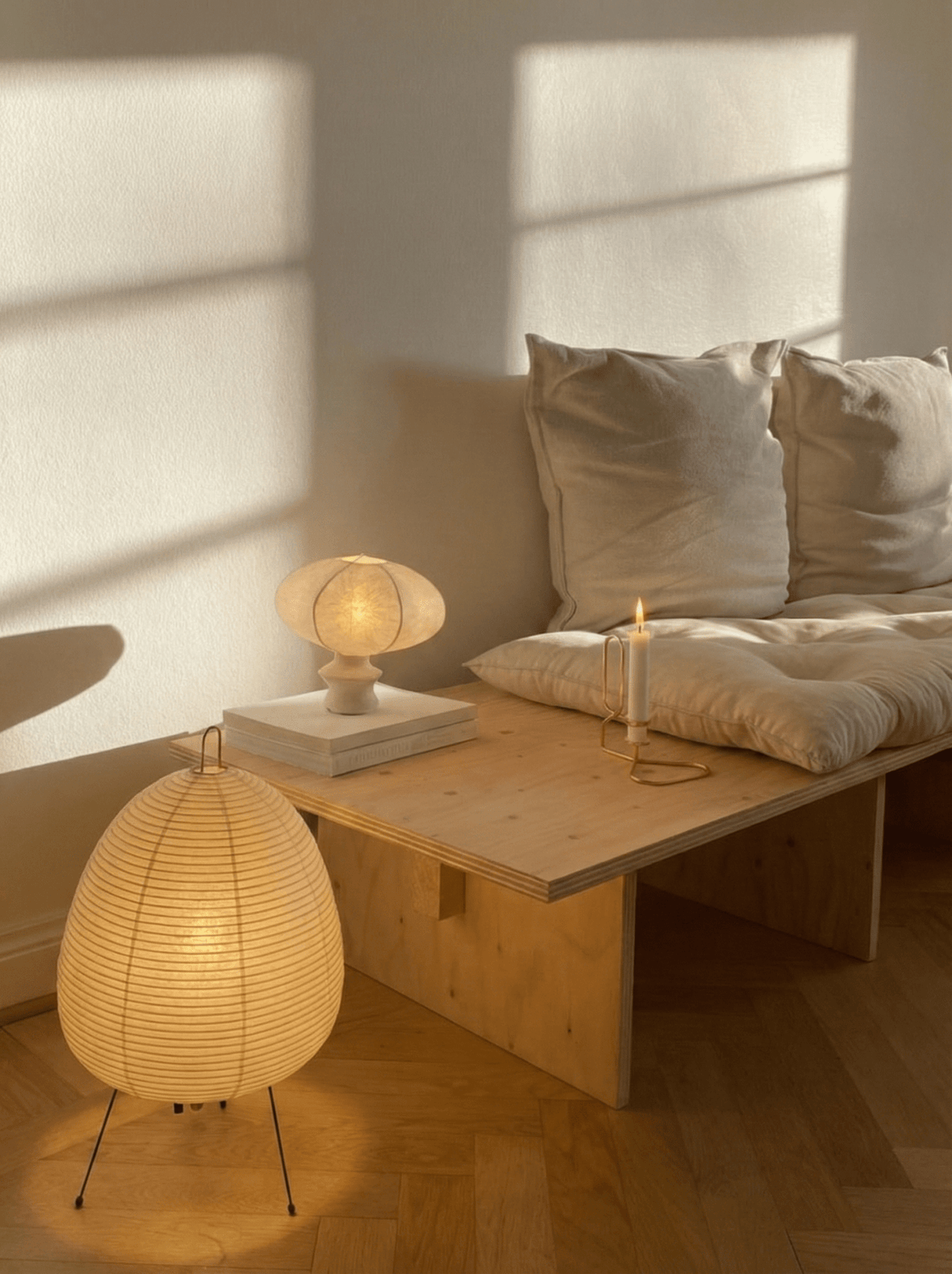 Lámpara de mesa de papel de arroz Candiela en un dormitorio sereno – imagen 4