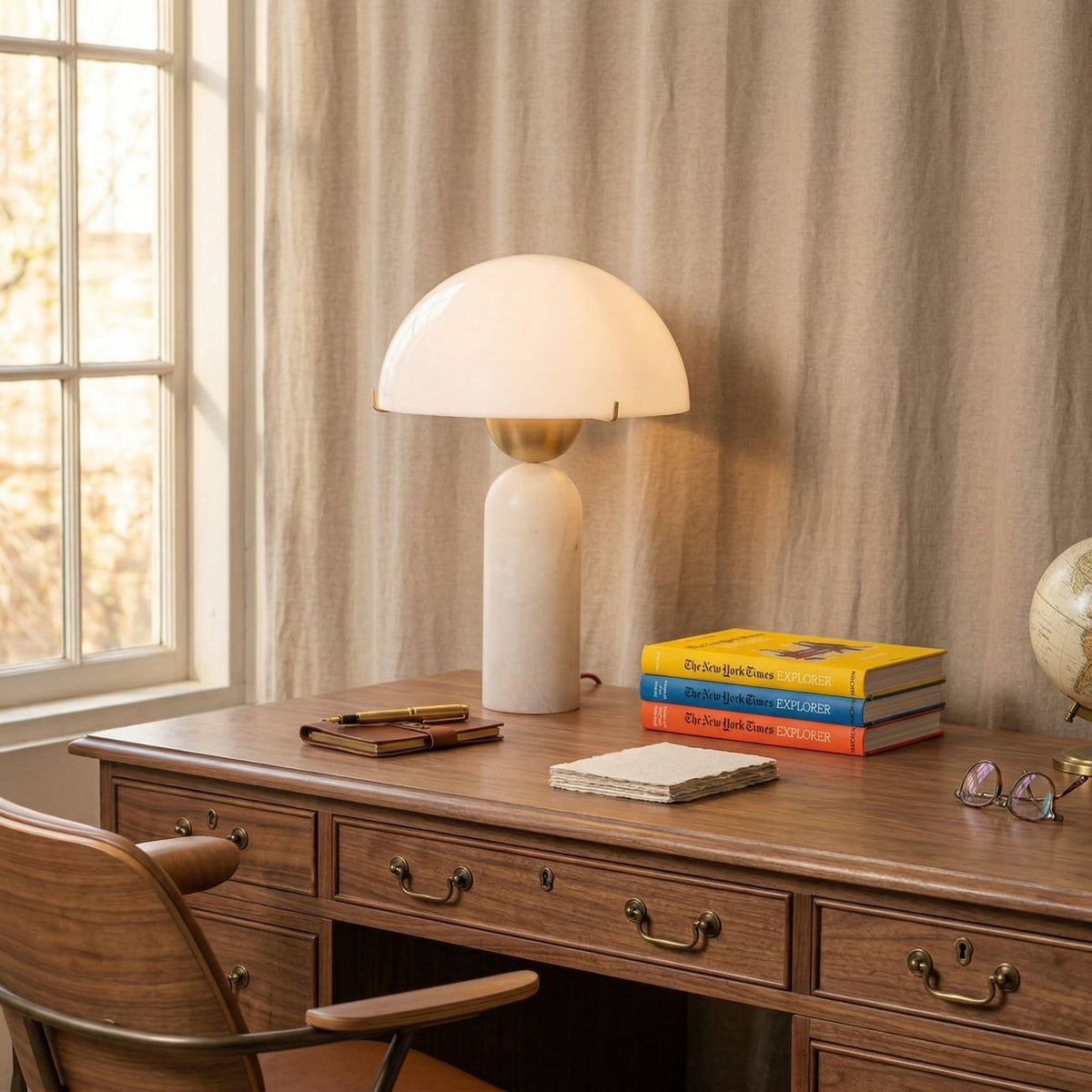 Lámpara de mesa de piedra natural Cupelia en un salón acogedor – imagen 10