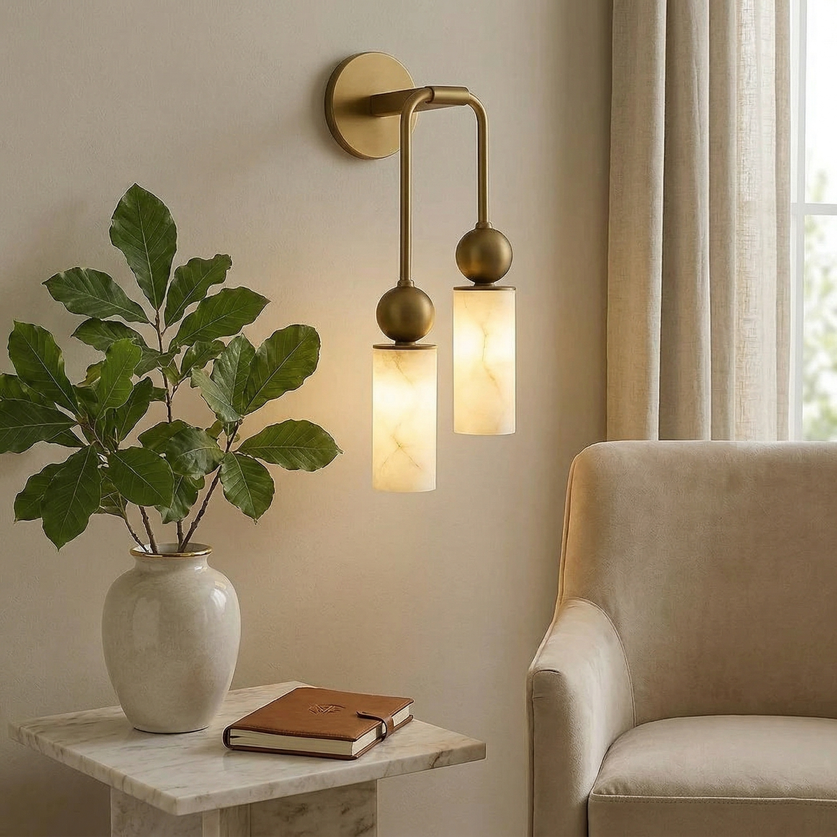 Aplique de pared de alabastro Halbara junto a la cama – imagen 15