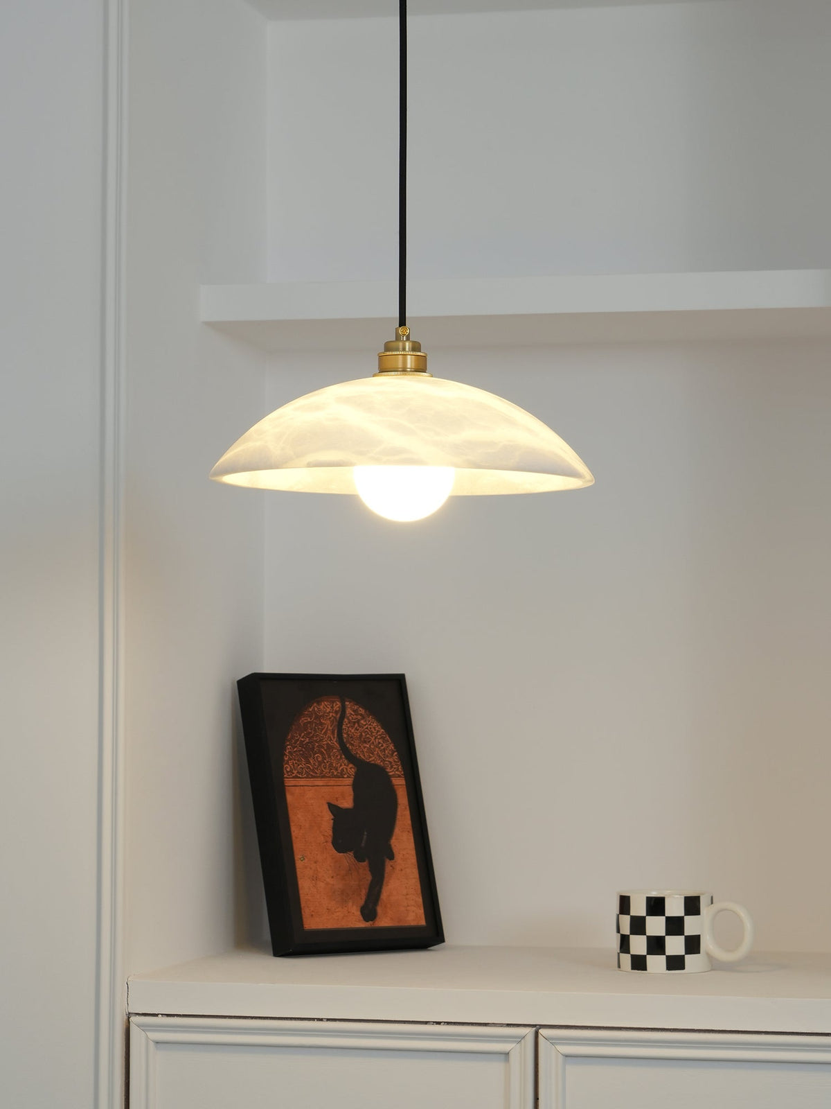 Lámpara colgante de alabastro Albeira sobre una mesa de comedor – imagen 10