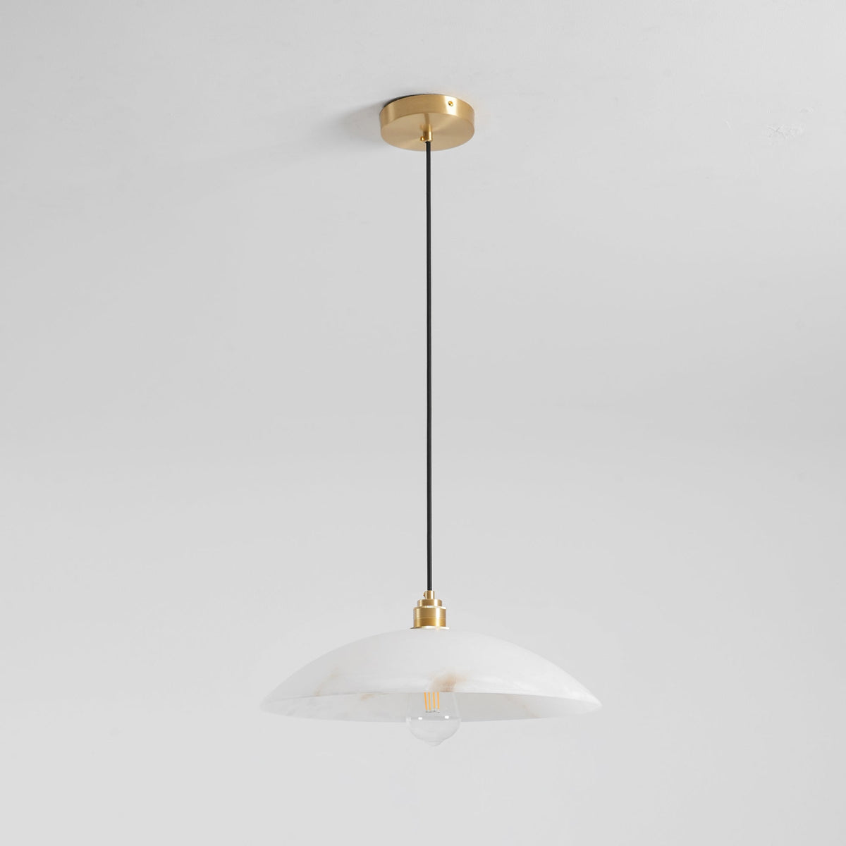Lámpara colgante de alabastro Albeira sobre una mesa de comedor – imagen 8