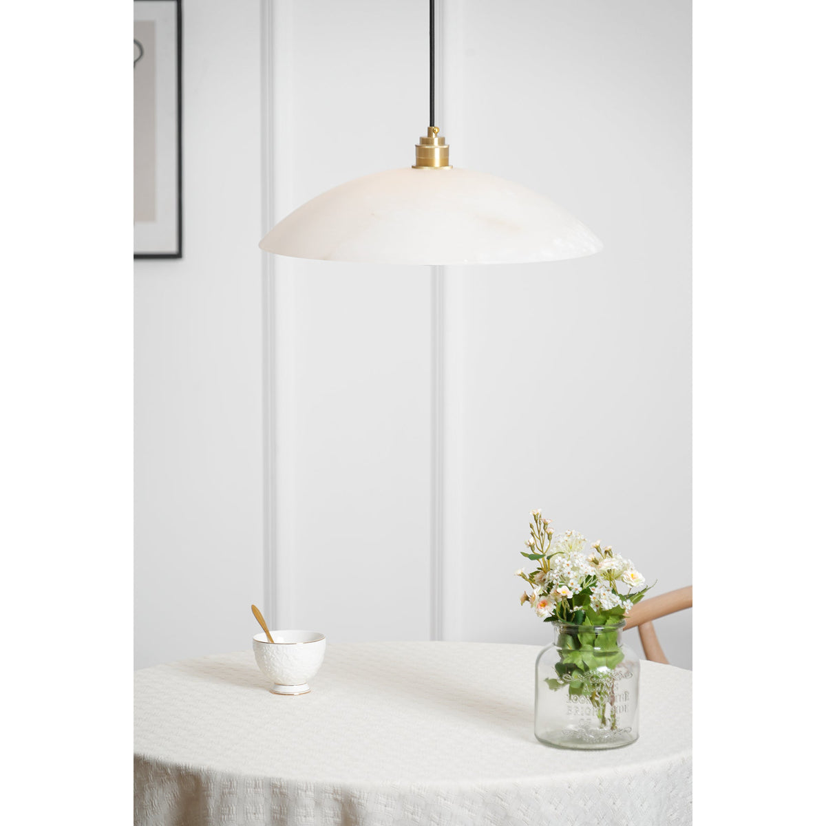 Lámpara colgante de alabastro Albeira sobre una mesa de comedor – imagen 13