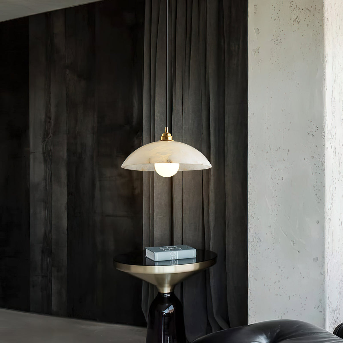 Lámpara colgante de alabastro Albeira sobre una mesa de comedor – imagen 11
