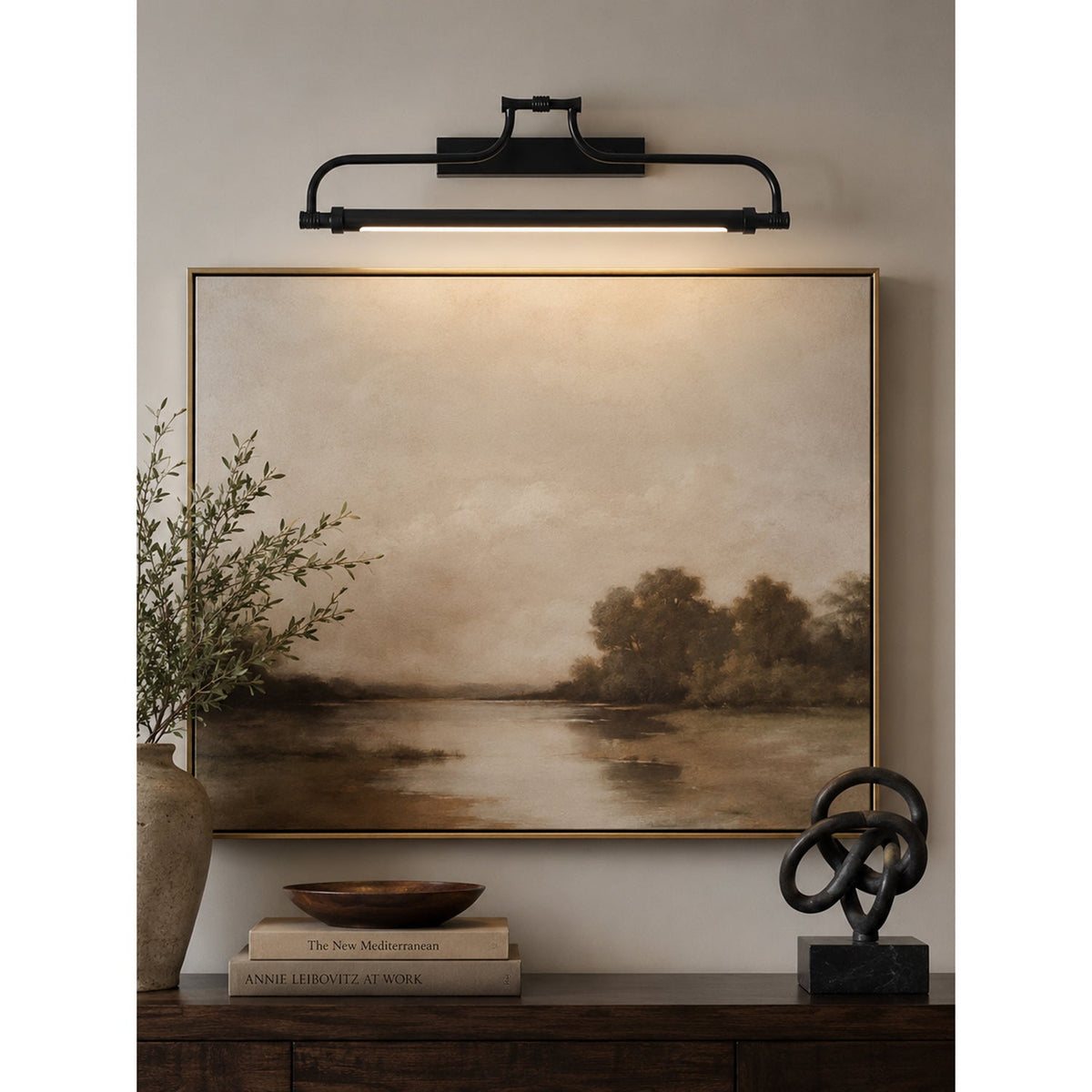 Aplique LED para cuadros de latón Lirama – en negro sobre un paisaje