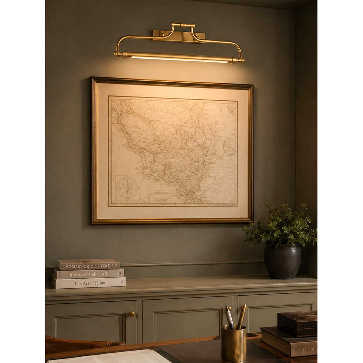 Aplique LED para cuadros de latón Lirama – iluminando un mapa antiguo