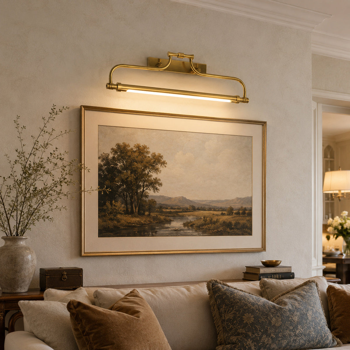 Aplique LED para cuadros de latón Lirama – iluminando un cuadro en el salón