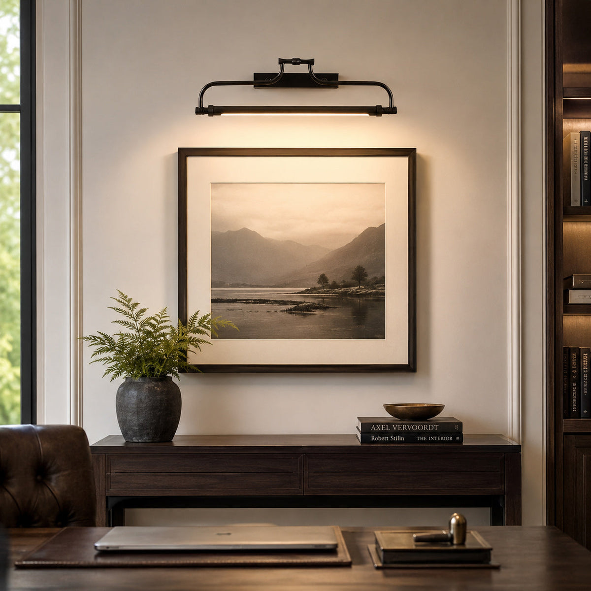 Aplique LED para cuadros de latón Lirama – en negro sobre un cuadro