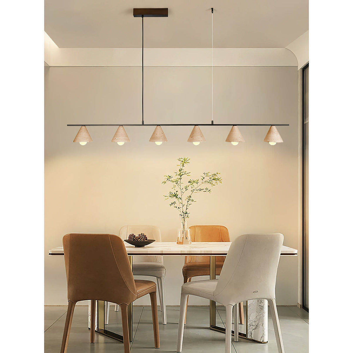 Lámpara colgante lineal de travertino Brezola – en un comedor con sillas tapizadas