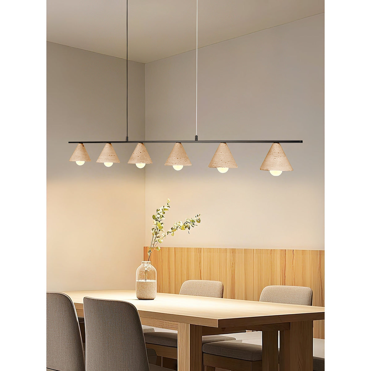 Lámpara colgante lineal de travertino Brezola – sobre una mesa de madera