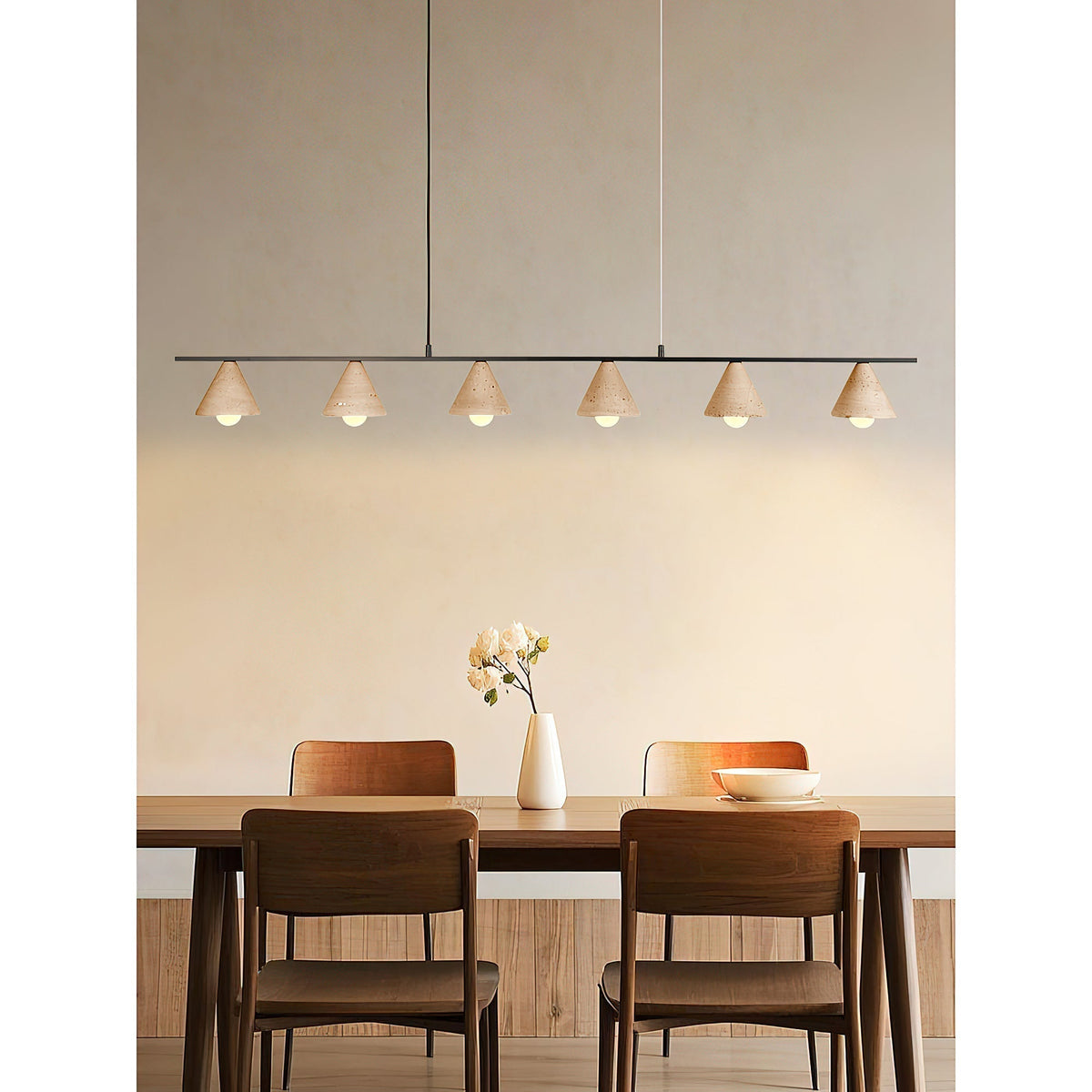Lámpara colgante lineal de travertino Brezola – en un comedor de estilo natural