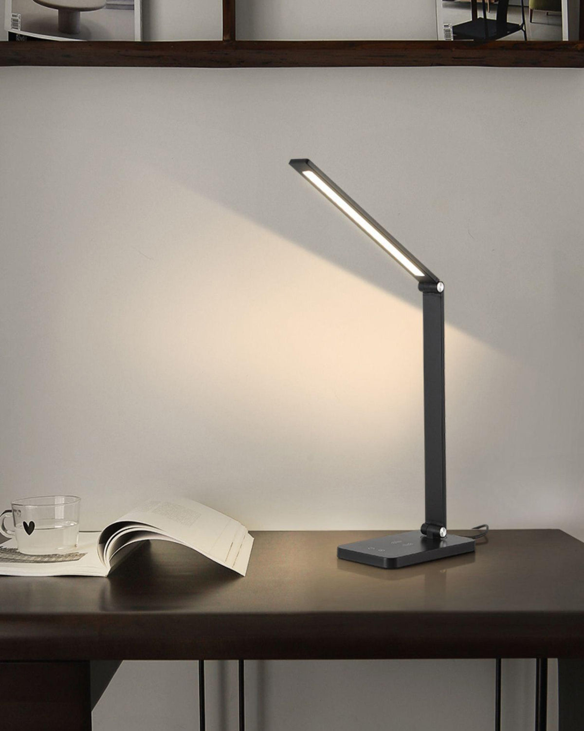 Lámpara de escritorio LED Pupitra sobre un escritorio – imagen 4
