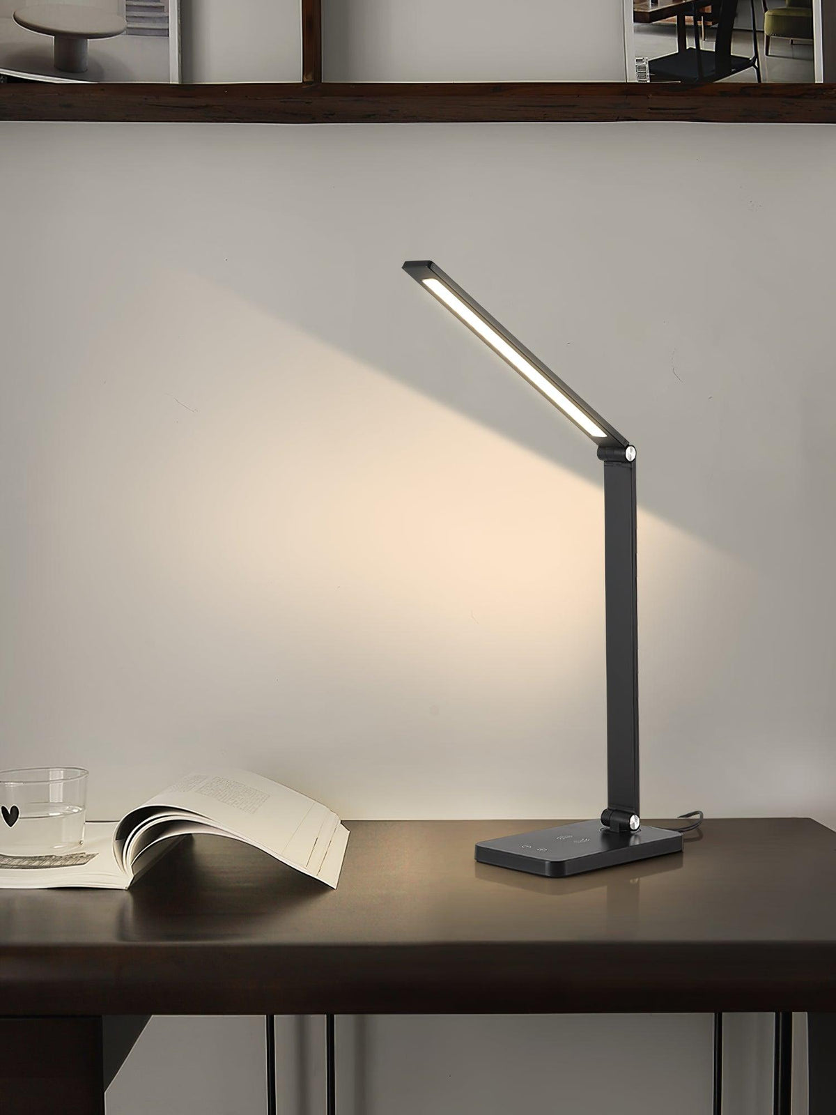 Lámpara de escritorio LED Pupitra sobre un escritorio – imagen 5
