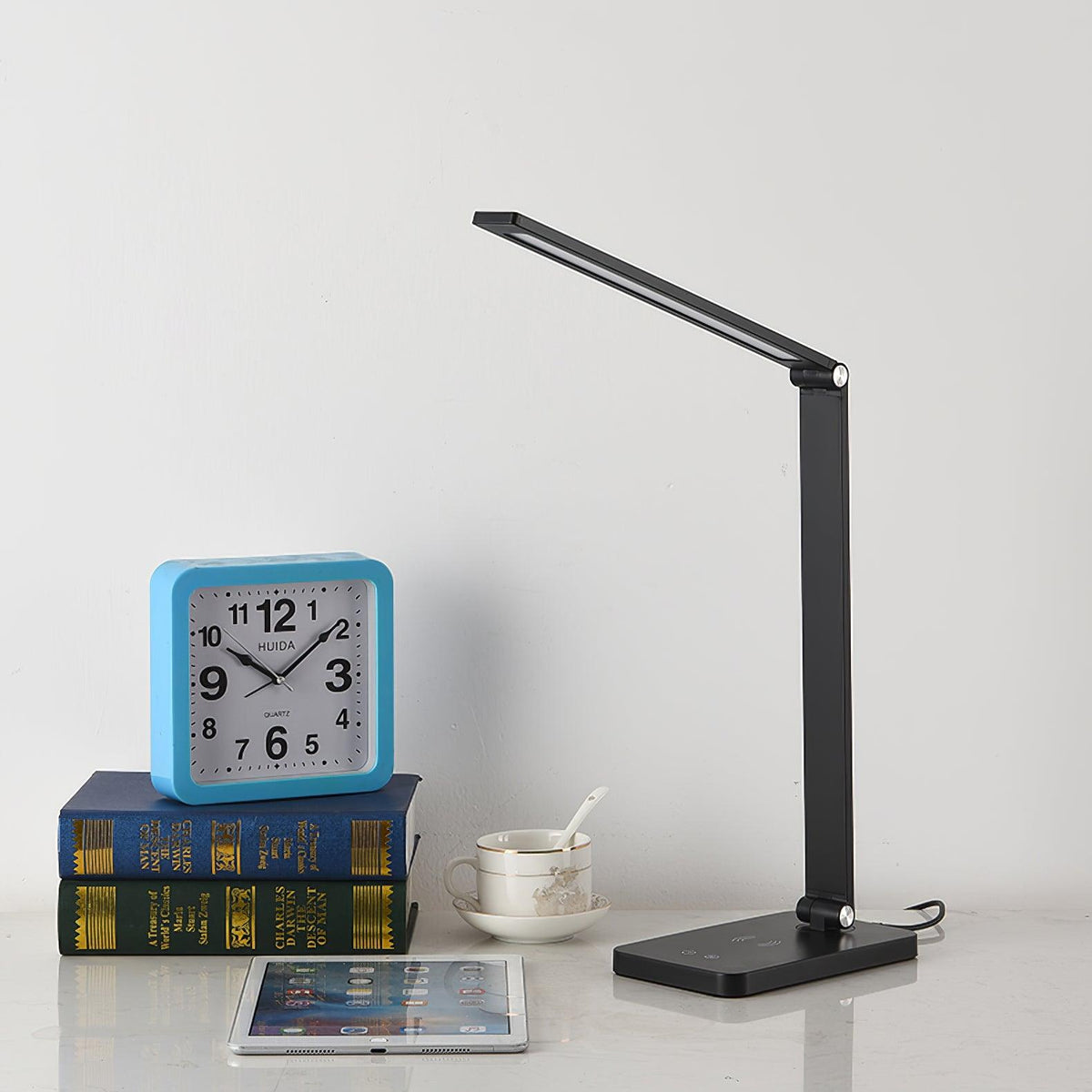 Lámpara de escritorio LED Pupitra sobre un escritorio – imagen 3