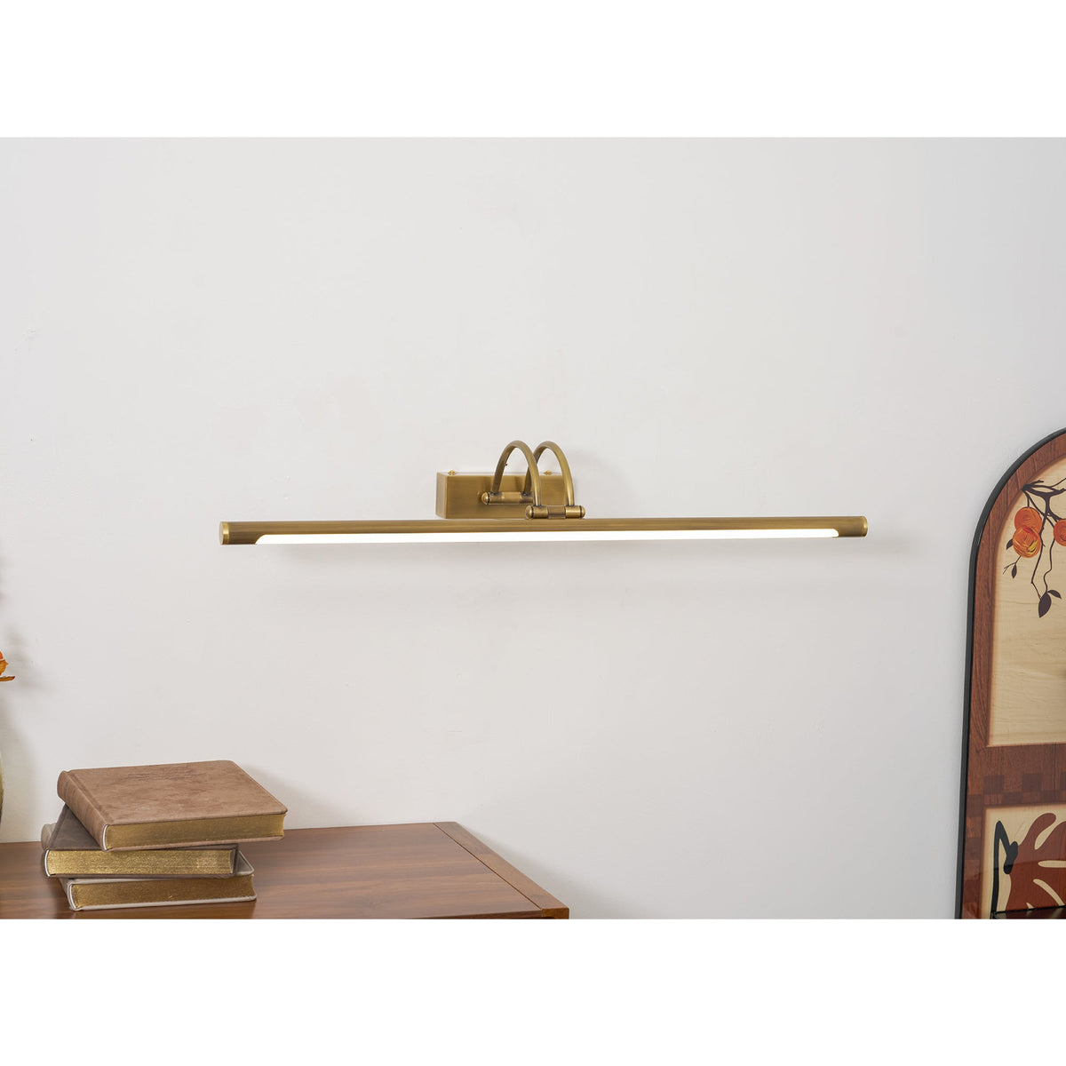 Aplique para cuadros recargable Retablo sobre un cuadro en el salón – imagen 17