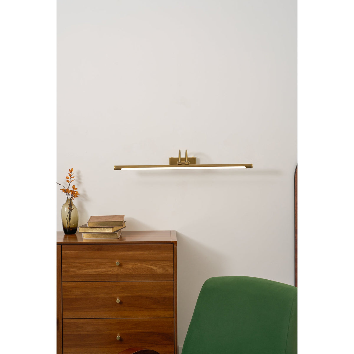 Aplique para cuadros recargable Retablo sobre un cuadro en el salón – imagen 20
