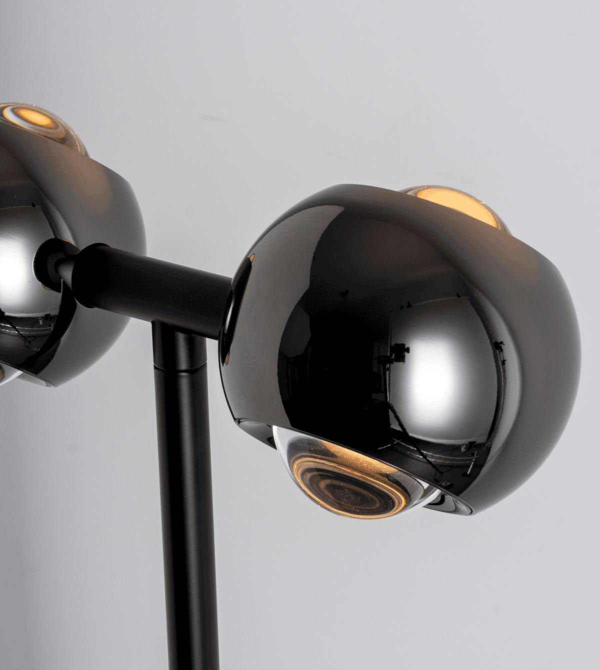 Lámpara de pie LED Ronela – detalle de los focos negro cromado