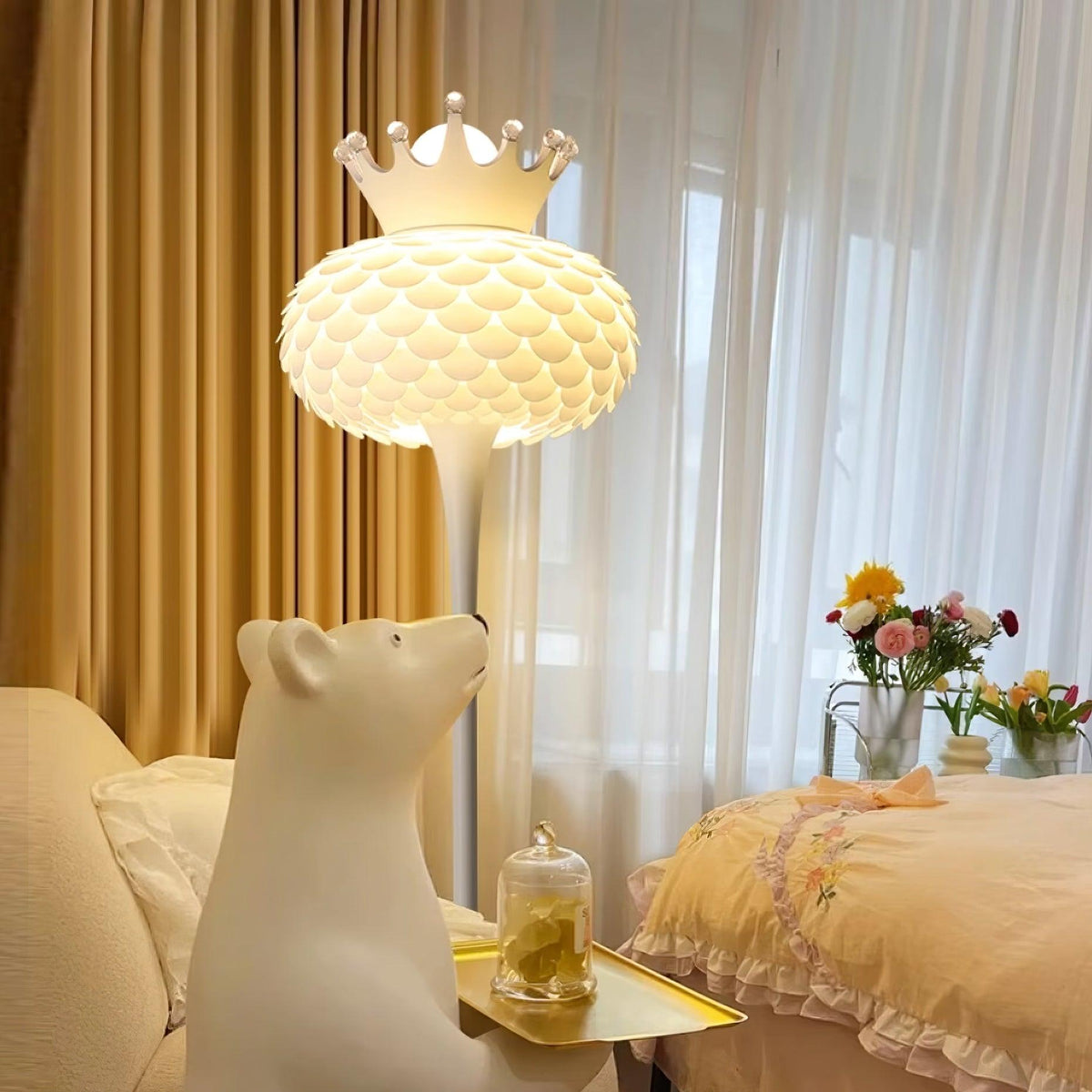 Lámpara de pie blanca con corona y pantalla texturizada Halvira – detalle de la pantalla junto a una cama