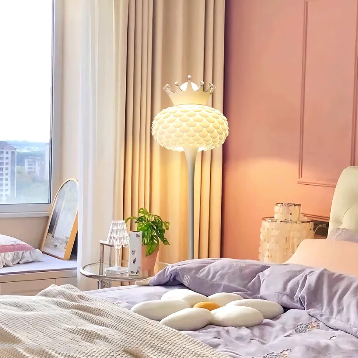Lámpara de pie blanca con corona y pantalla texturizada Halvira – en un dormitorio con cortinas