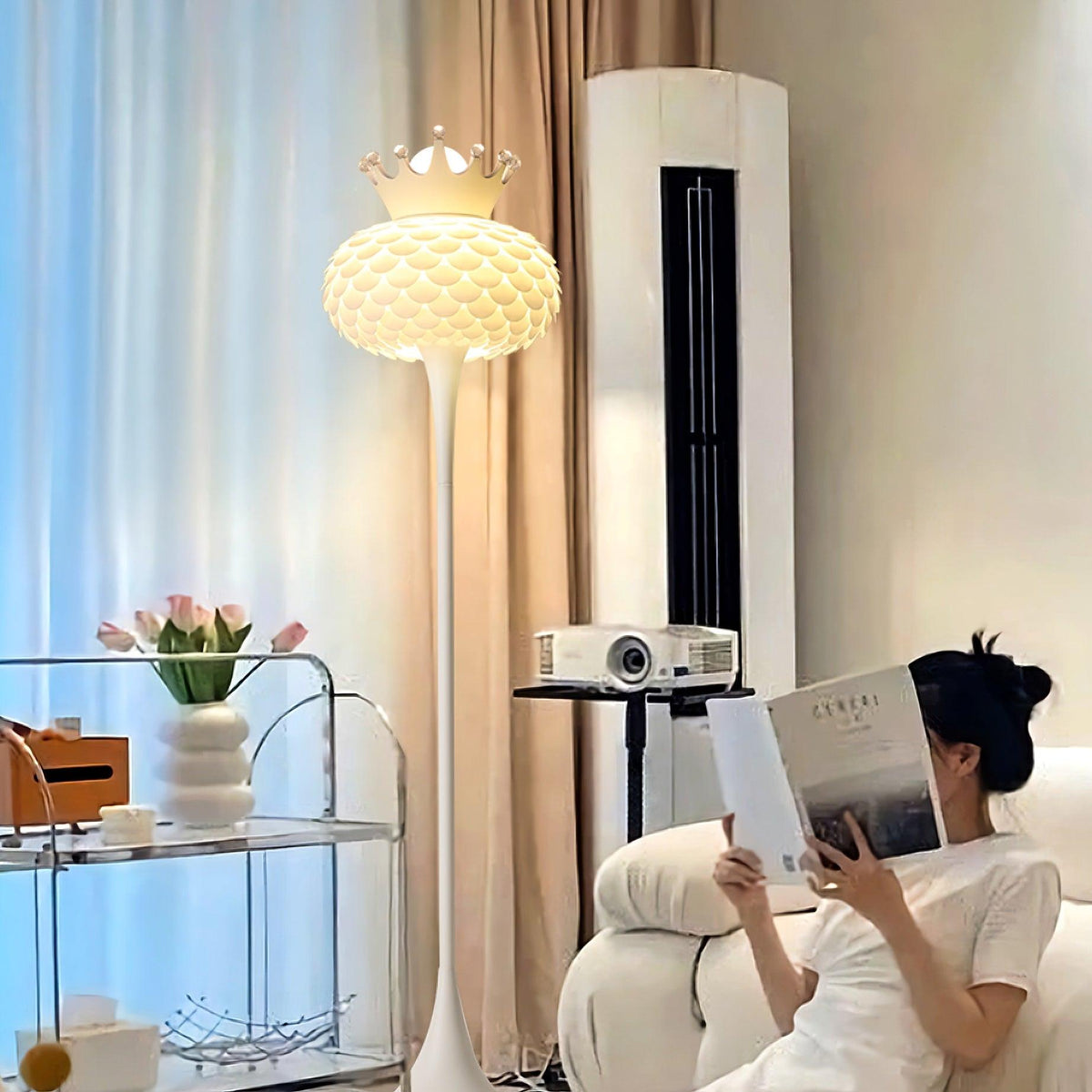 Lámpara de pie blanca con corona y pantalla texturizada Halvira – junto a un sofá en un salón luminoso