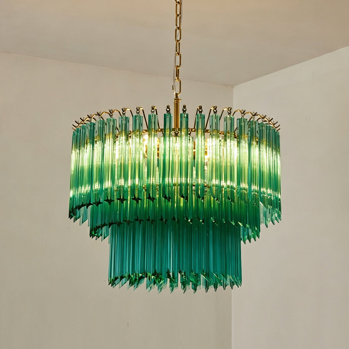 Lámpara de araña de cristal Carambel – en verde encendida