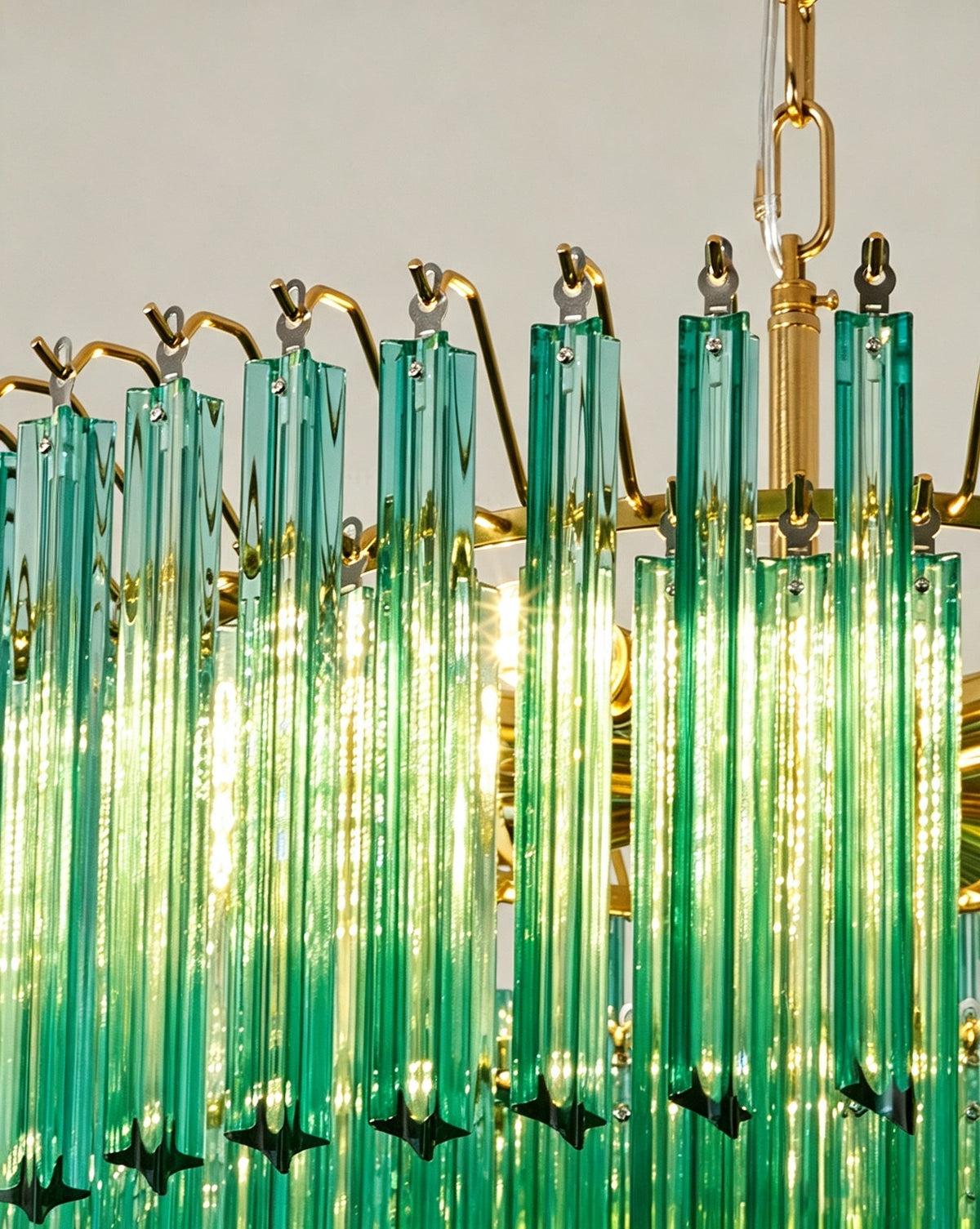 Lámpara de araña de cristal Carambel – detalle de las varillas verdes y el aro dorado