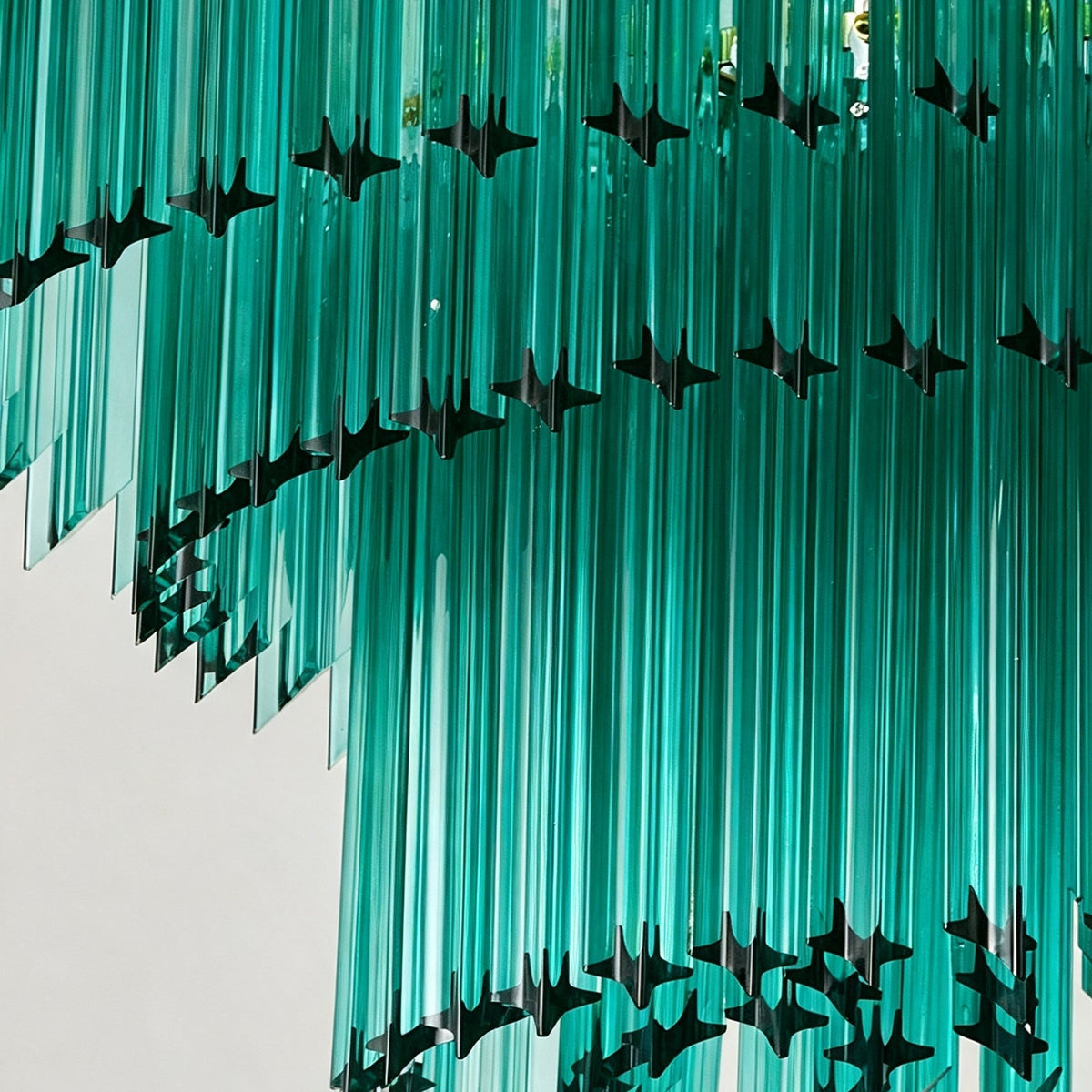 Lámpara de araña de cristal Carambel – detalle de las varillas de cristal verde