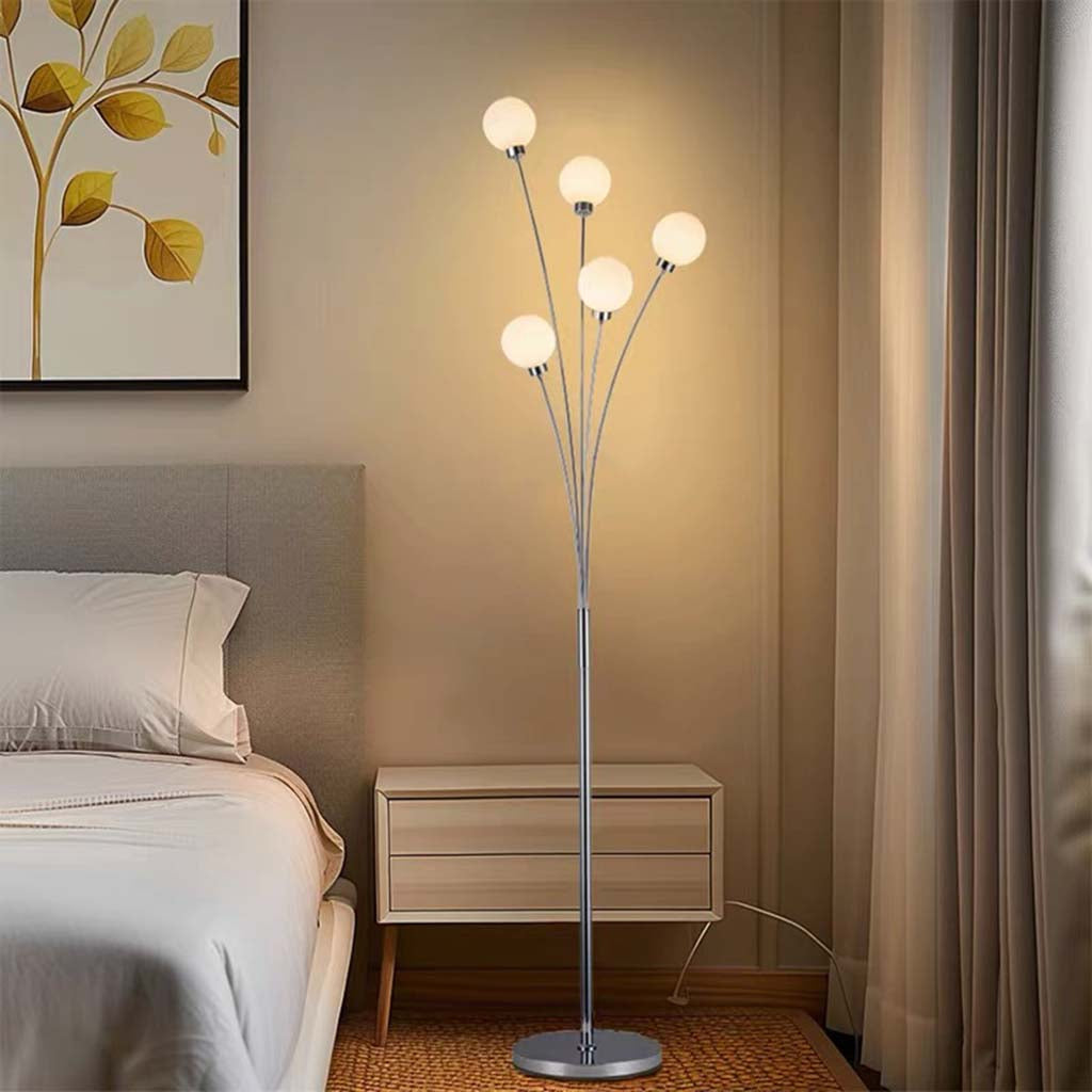 Lámpara de pie con globos de cristal Ramillo – encendida junto a la cama