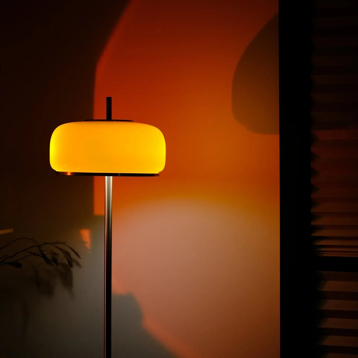 Lámpara de pie de cristal naranja Fogara en un salón – imagen 9