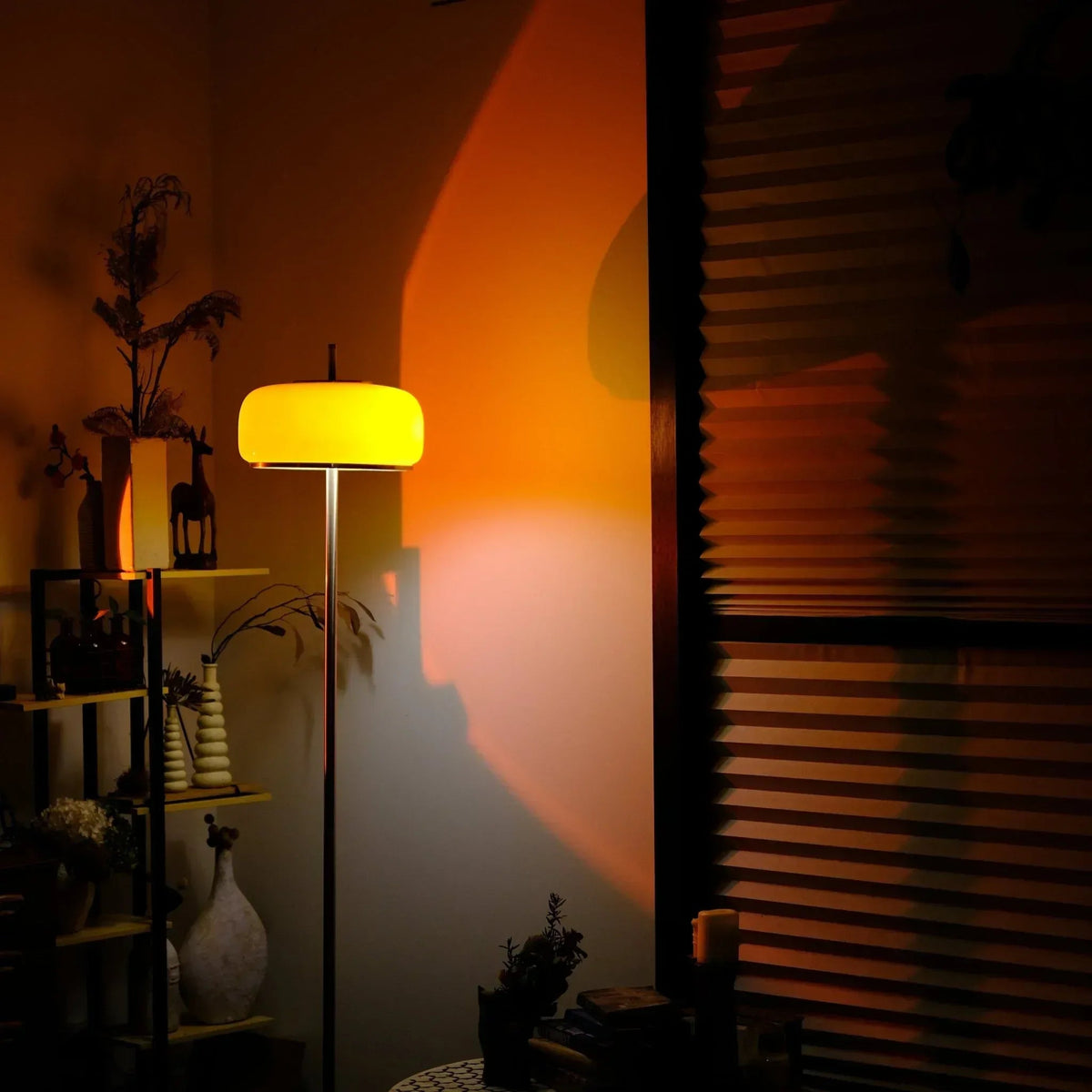 Lámpara de pie de cristal naranja Fogara en un salón – imagen 11