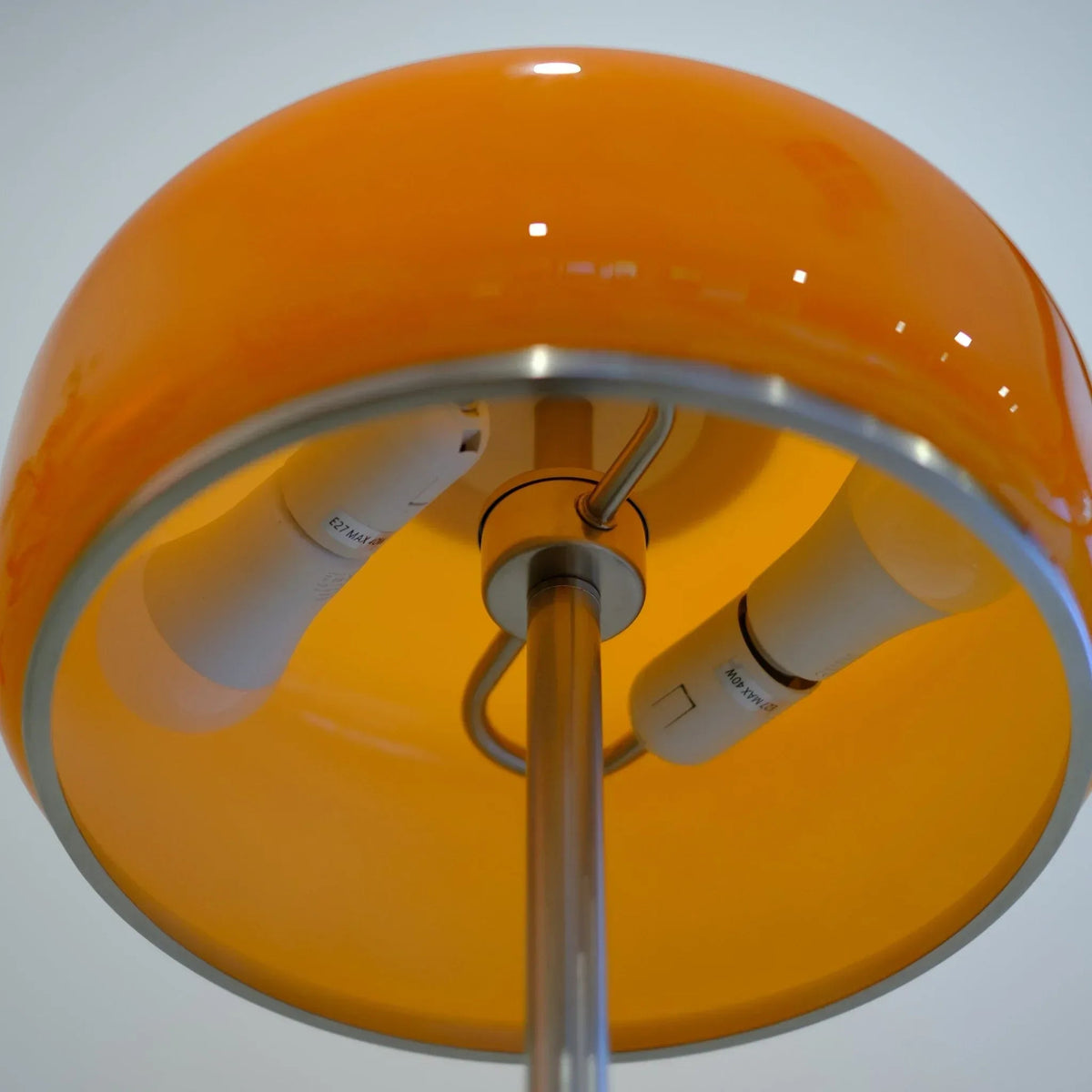 Lámpara de pie de cristal naranja Fogara – interior de la pantalla con dos casquillos E27