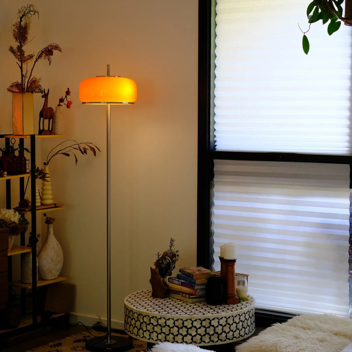 Lámpara de pie de cristal naranja Fogara en un salón – imagen 14