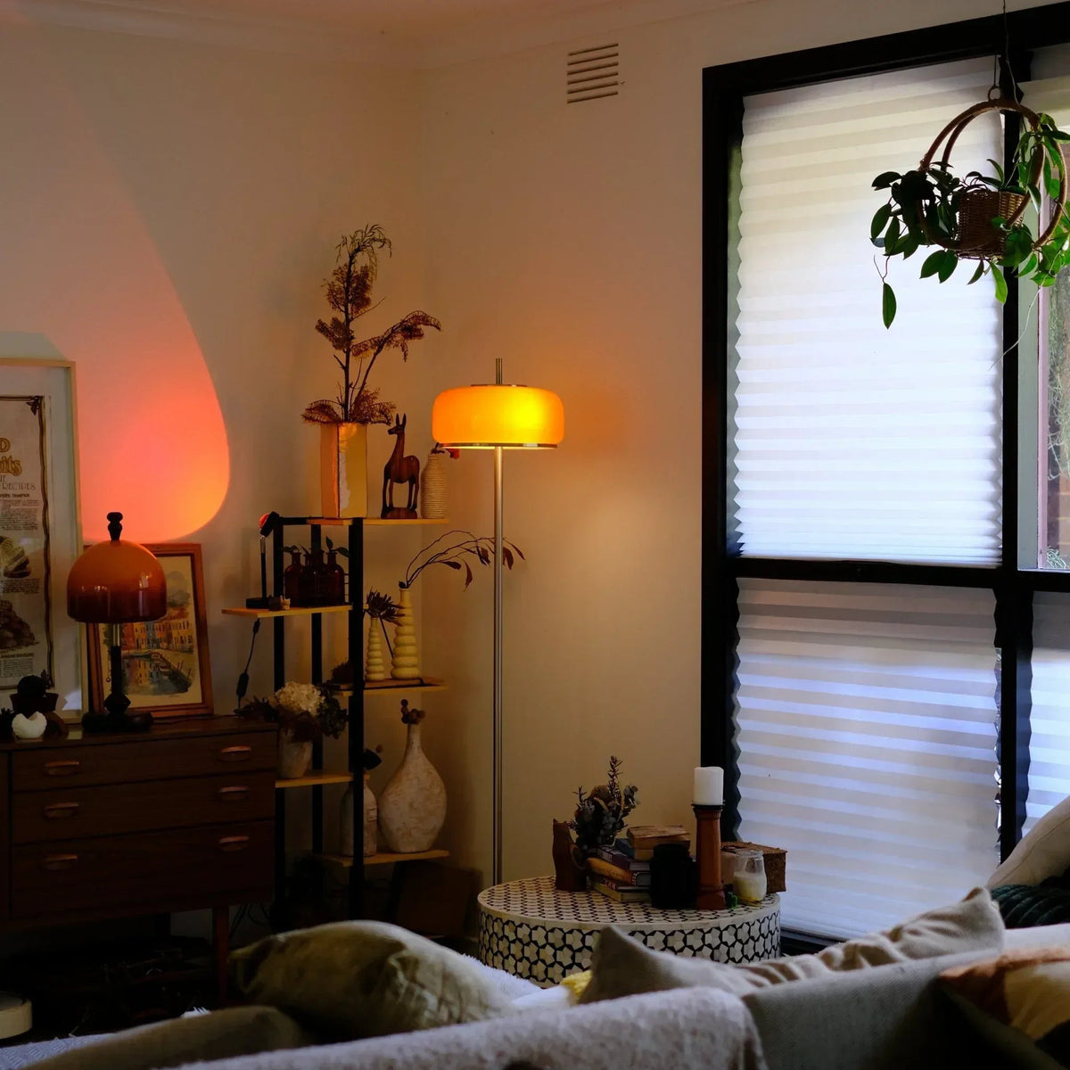 Lámpara de pie de cristal naranja Fogara en un salón – imagen 8
