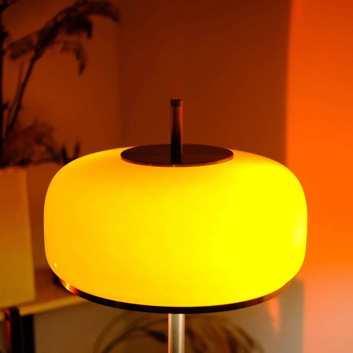 Lámpara de pie de cristal naranja Fogara en un salón – imagen 10