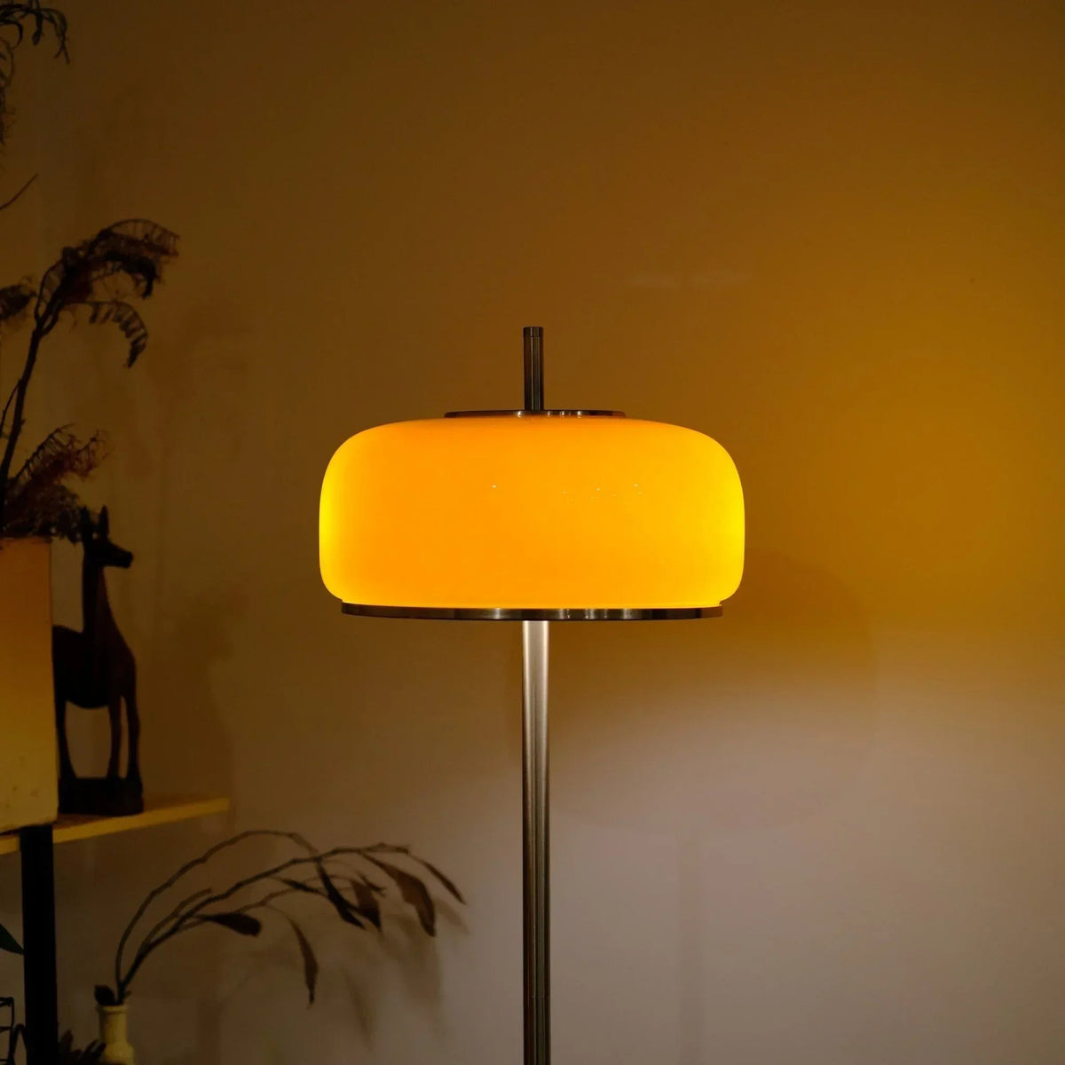Lámpara de pie de cristal naranja Fogara en un salón – imagen 12