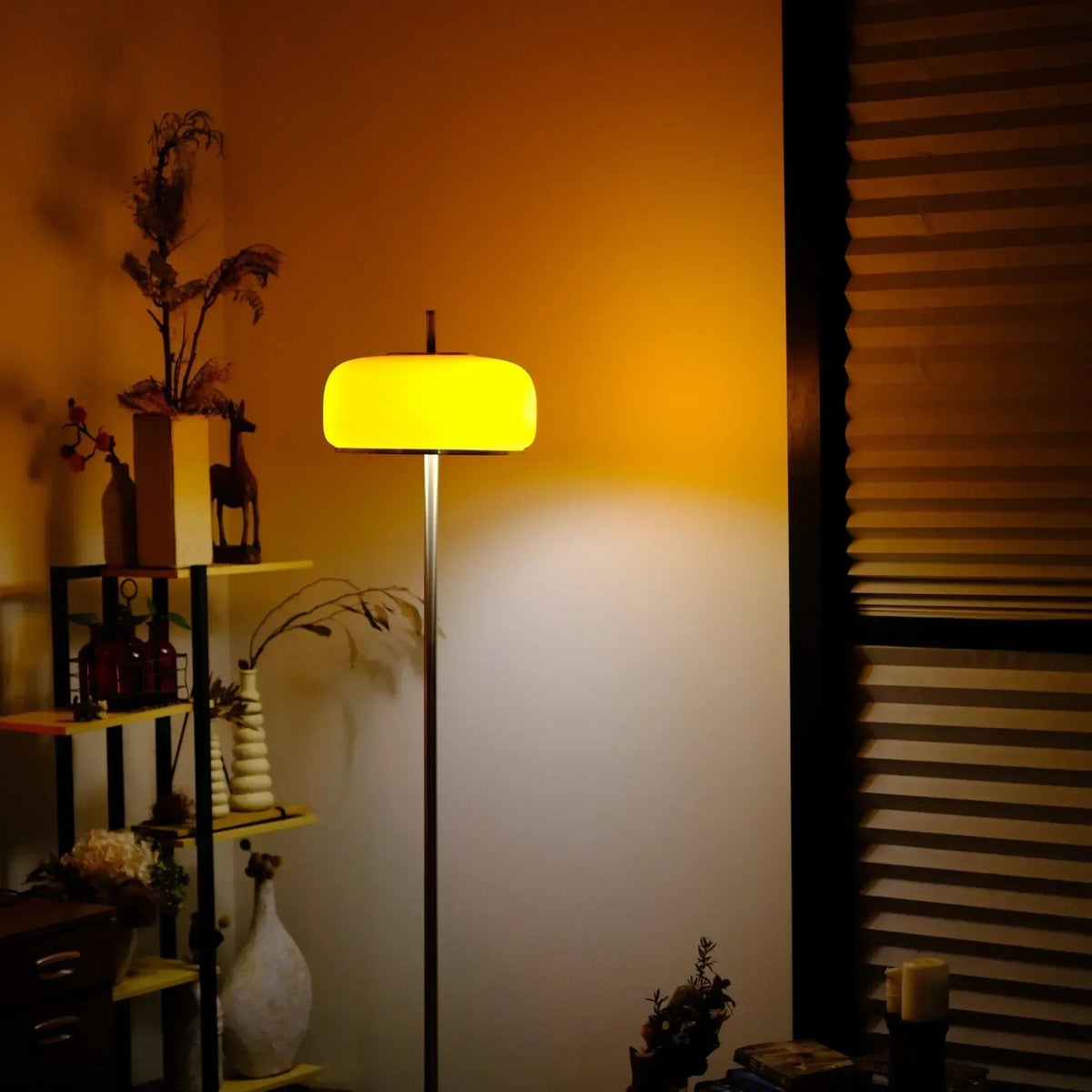 Lámpara de pie de cristal naranja Fogara en un salón – imagen 7