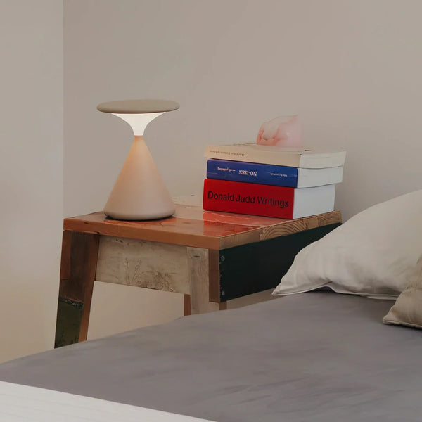 Lámpara de mesa recargable Relina – en blanco junto a unos libros