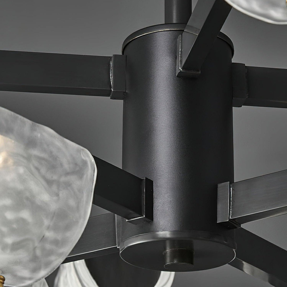 Lámpara de araña LED Gelarvo – detalle del cuerpo central negro