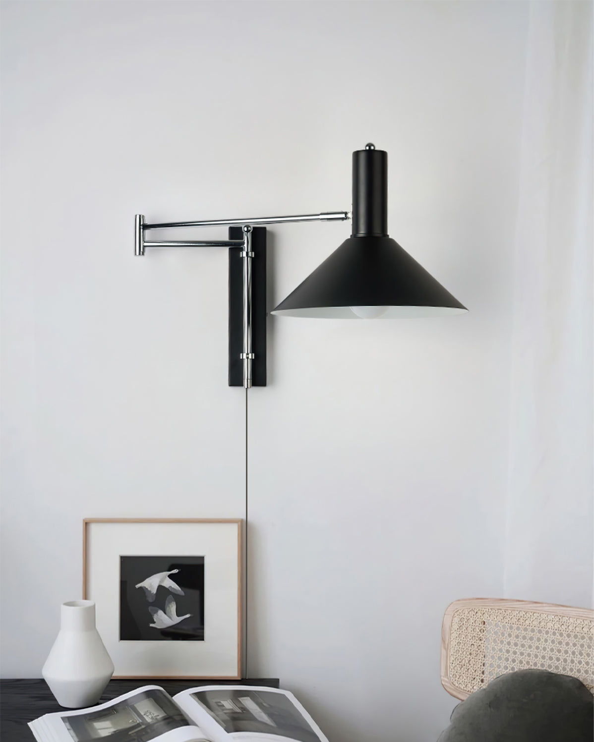 Aplique de pared articulado Brazola junto a un sillón de lectura – imagen 3
