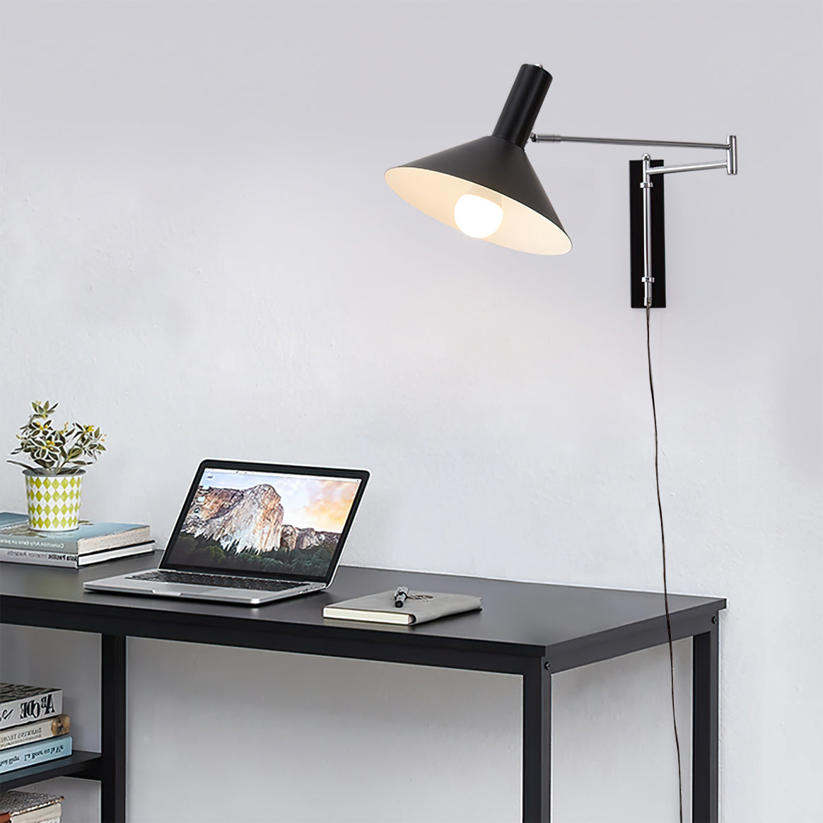 Aplique de pared articulado Brazola junto a un sillón de lectura – imagen 2