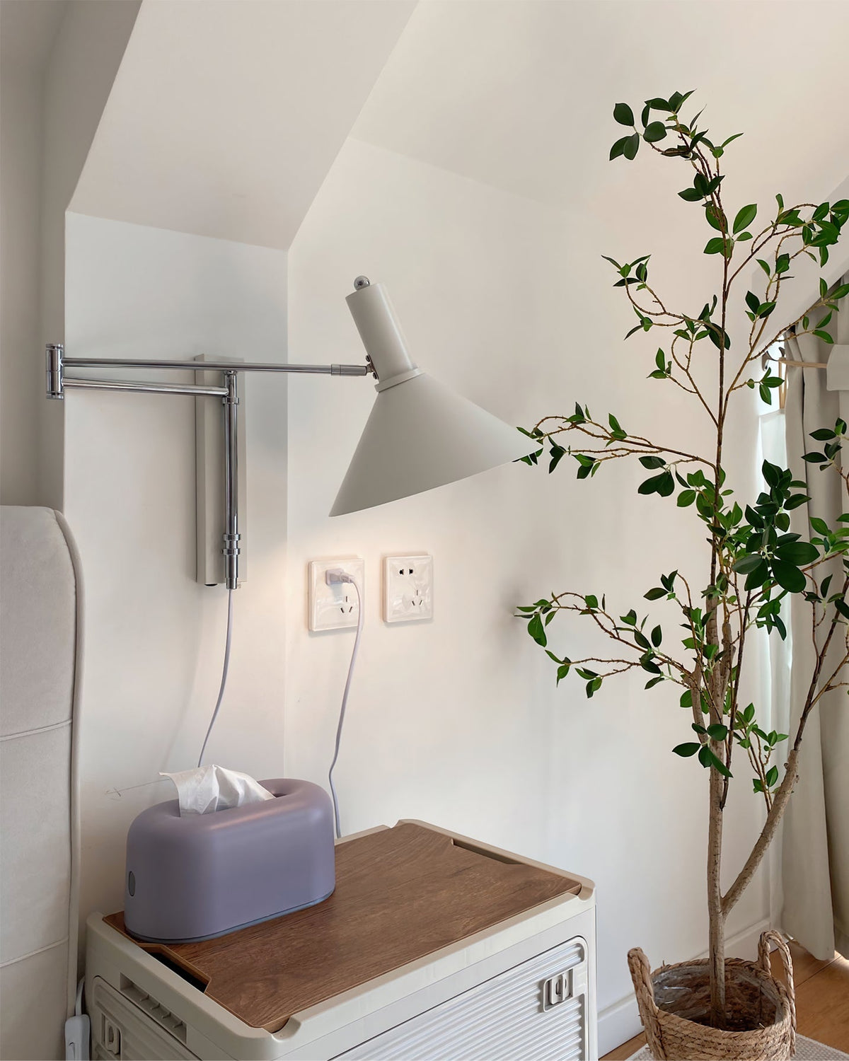 Aplique de pared articulado Brazola junto a un sillón de lectura – imagen 11