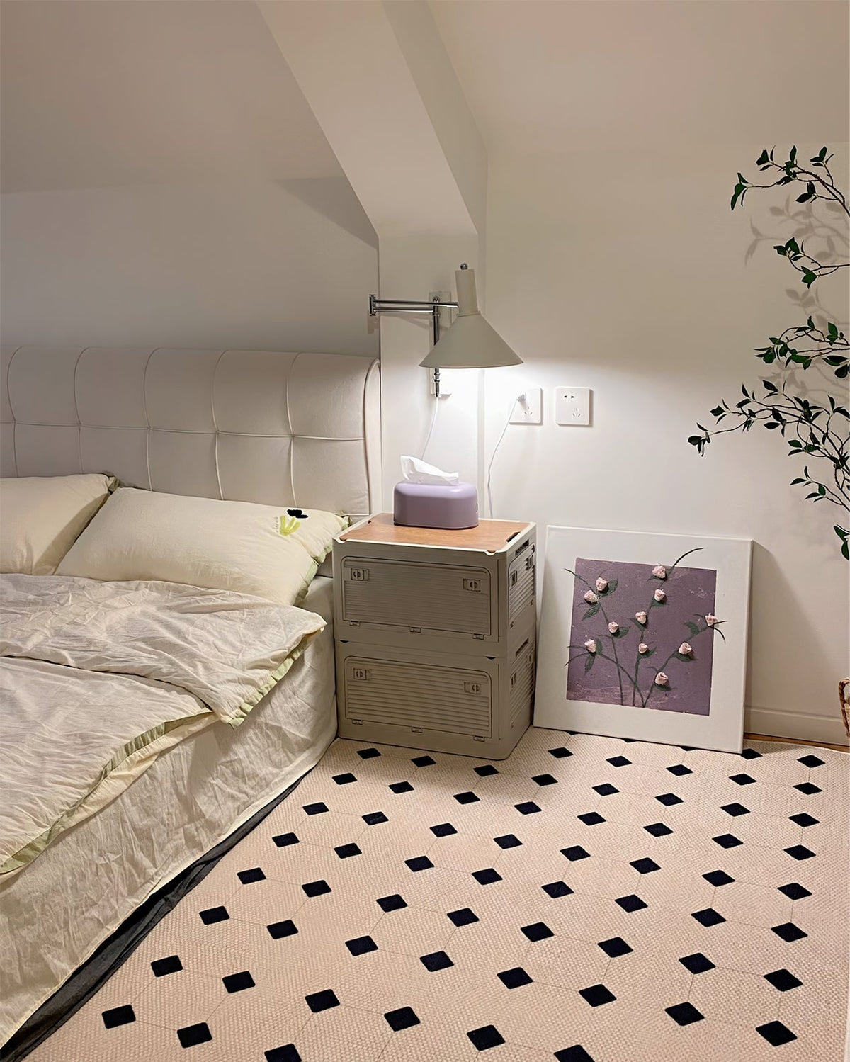 Aplique de pared articulado Brazola junto a un sillón de lectura – imagen 13
