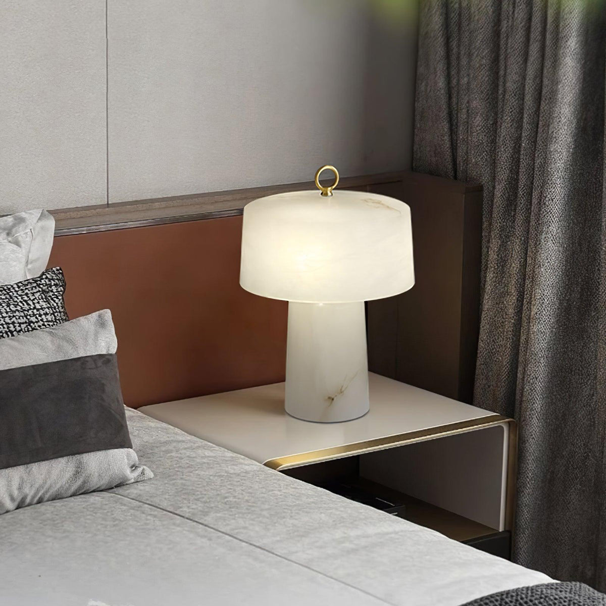 Lámpara de mesa Inalba de alabastro en un dormitorio elegante – imagen 5
