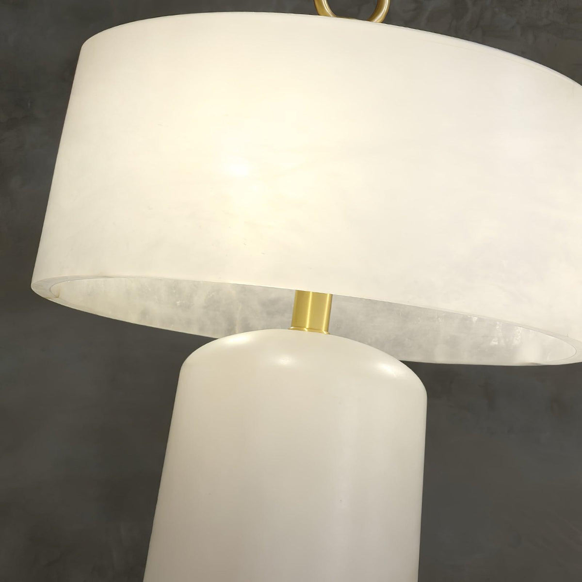 Lámpara de mesa Inalba de alabastro en un dormitorio elegante – imagen 24