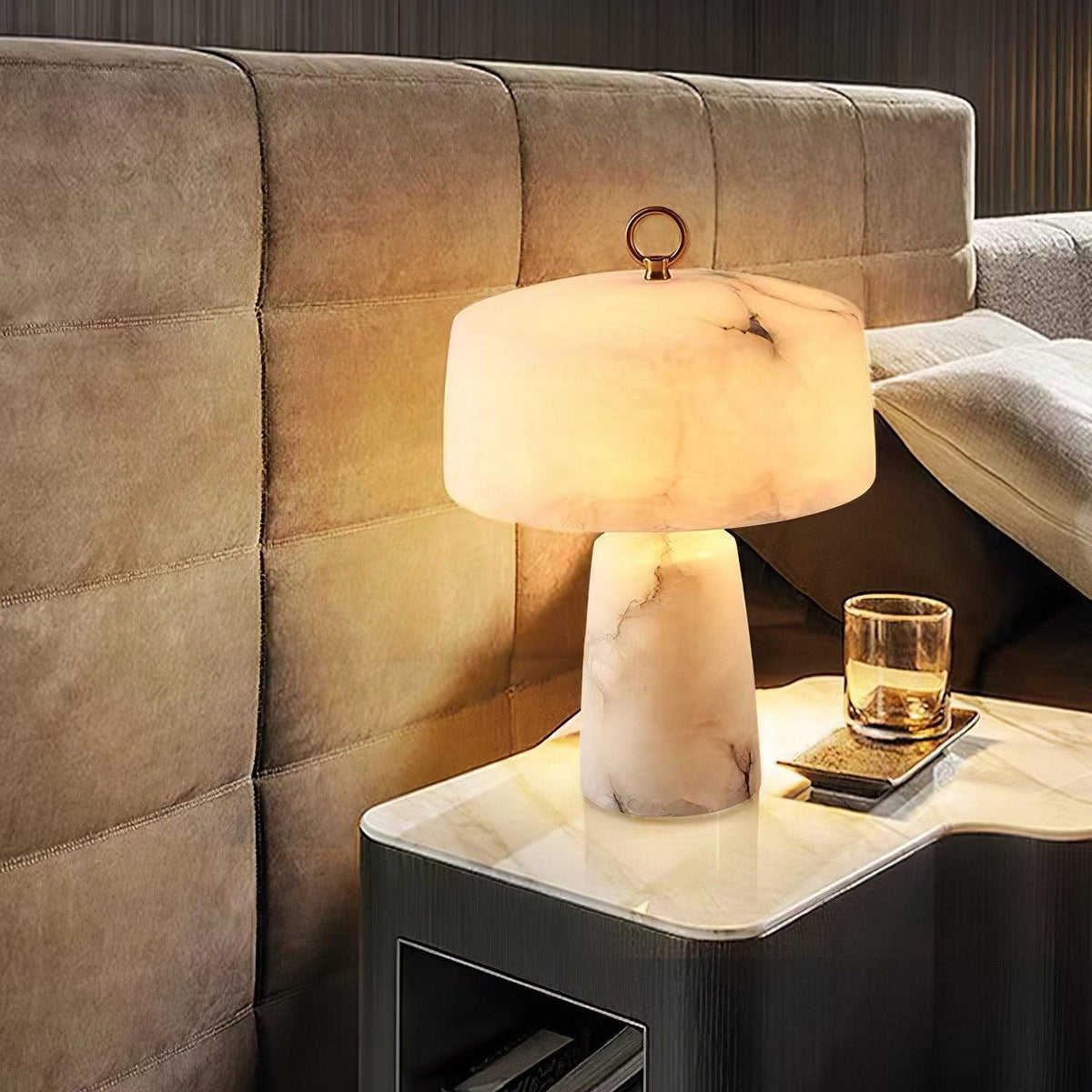 Lámpara de mesa Inalba de alabastro en un dormitorio elegante – imagen 23